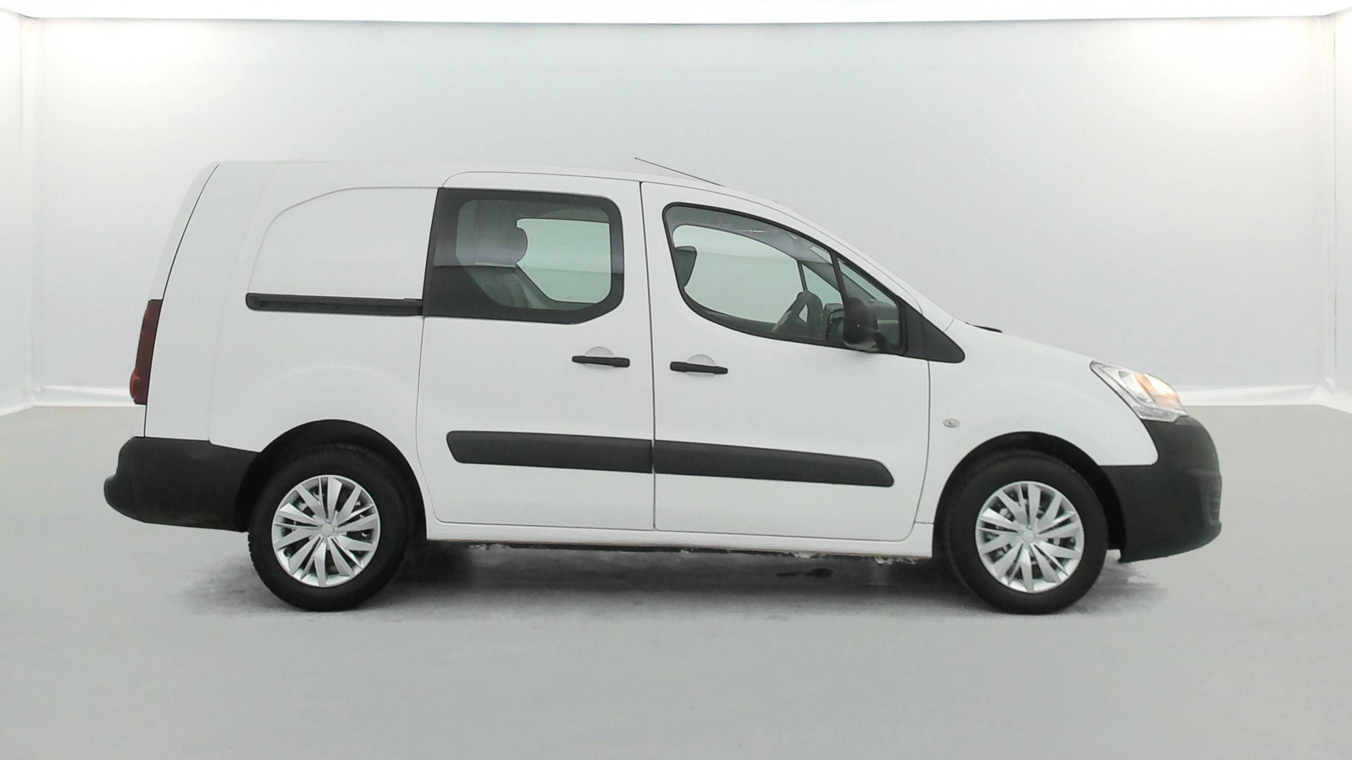 Vente en ligne Peugeot Partner Fourgon  LONG 1.6 BLUEHDI 100 BVM5 au prix de 13 490 €