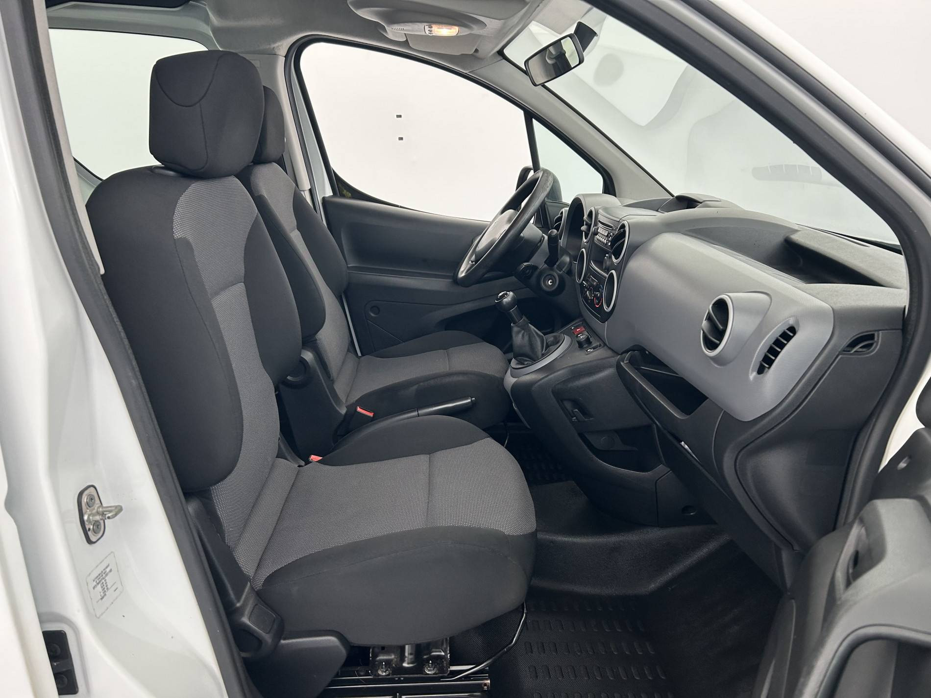 Vente en ligne Peugeot Partner Fourgon  LONG 1.6 BLUEHDI 100 BVM5 au prix de 13 490 €