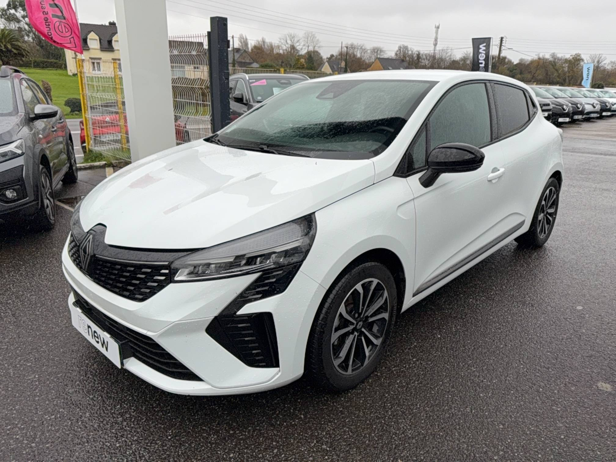 Renault Clio 5 Clio E-Tech full hybrid 145 occasion de 2024 en vente à Concarneau