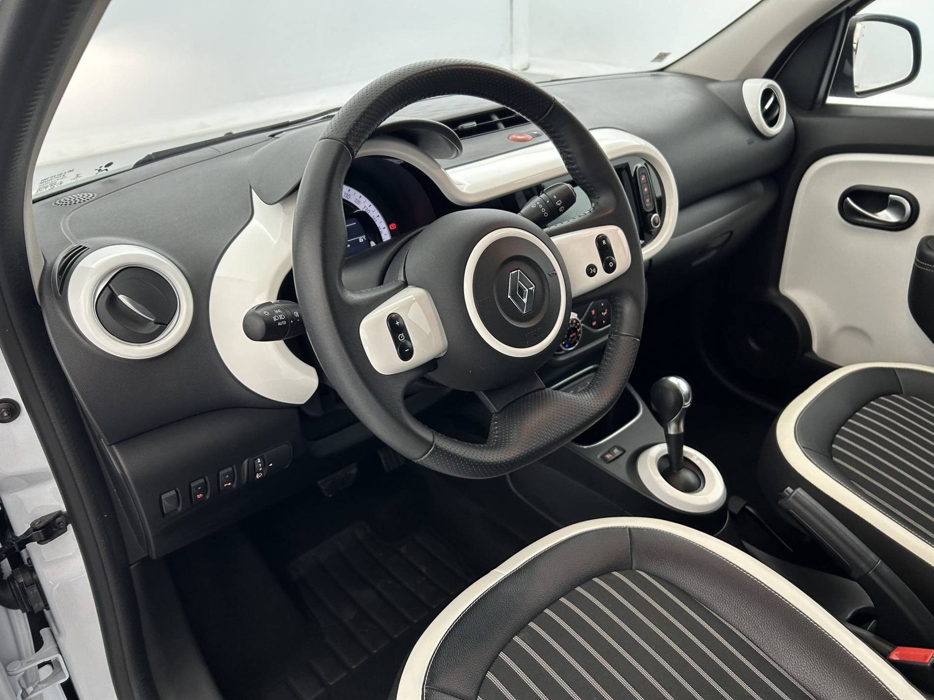 Vente en ligne Renault Twingo Electrique Twingo III E-Tech au prix de 12 390 €