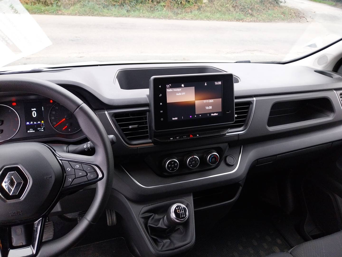 Vente en ligne Renault Trafic 3 Fourgon TRAFIC FGN L2H2 3000 KG BLUE DCI 150 au prix de 23 990 €