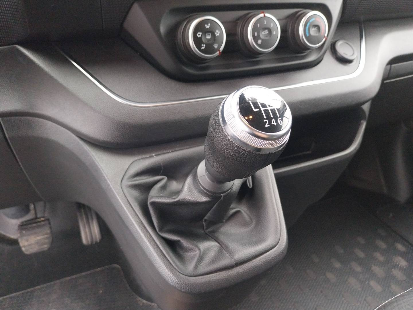 Vente en ligne Renault Trafic 3 Fourgon TRAFIC FGN L2H2 3000 KG BLUE DCI 150 au prix de 23 990 €