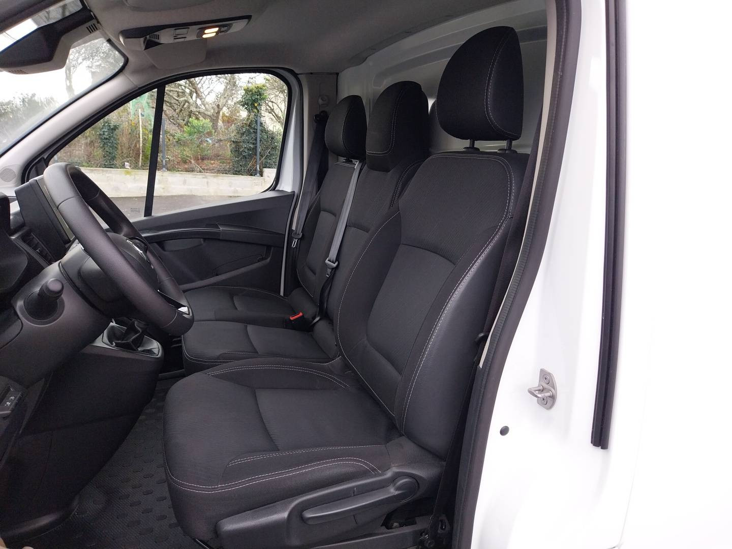 Vente en ligne Renault Trafic 3 Fourgon TRAFIC FGN L2H2 3000 KG BLUE DCI 150 au prix de 23 990 €