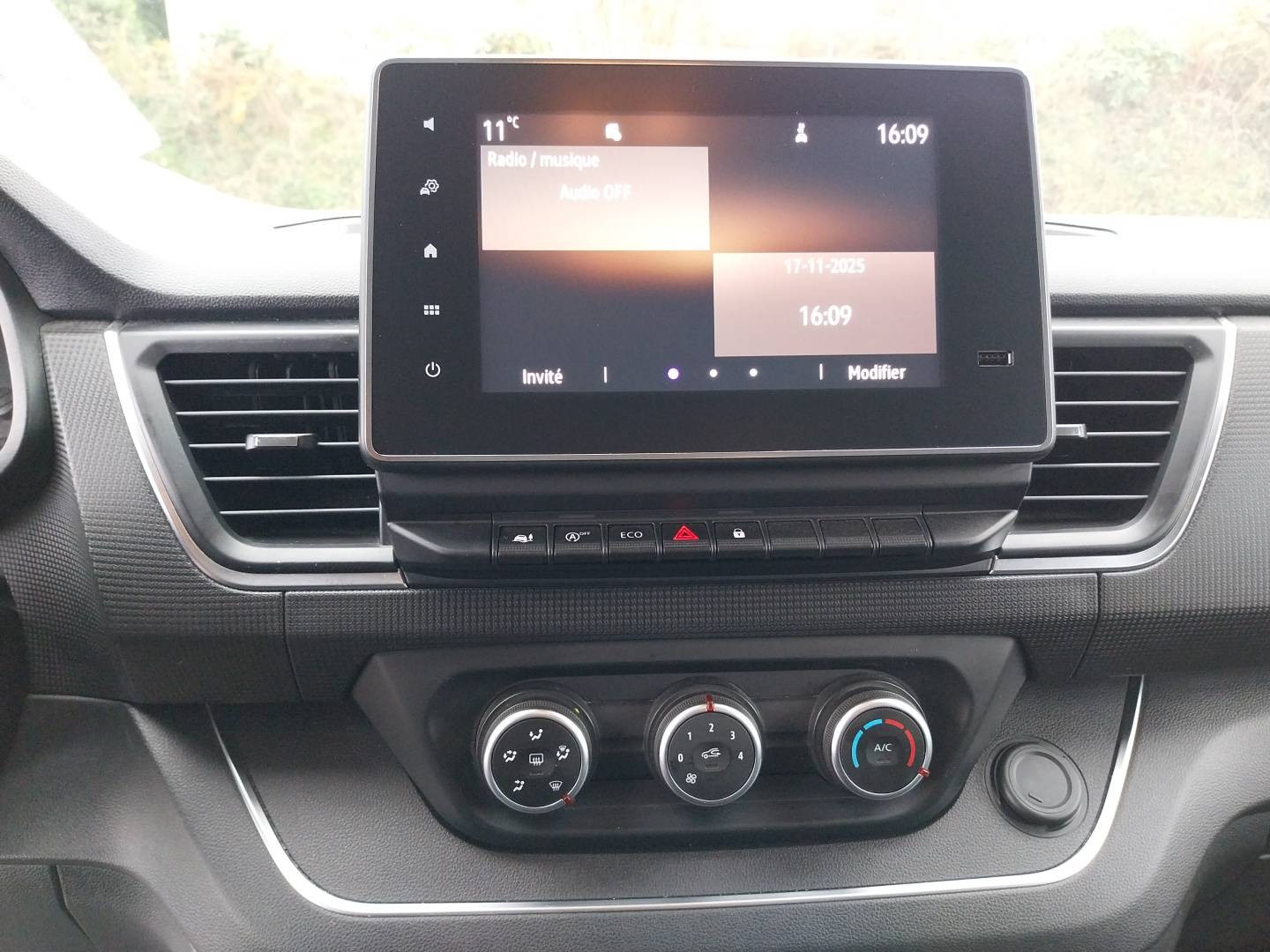 Vente en ligne Renault Trafic 3 Fourgon TRAFIC FGN L2H2 3000 KG BLUE DCI 150 au prix de 23 990 €