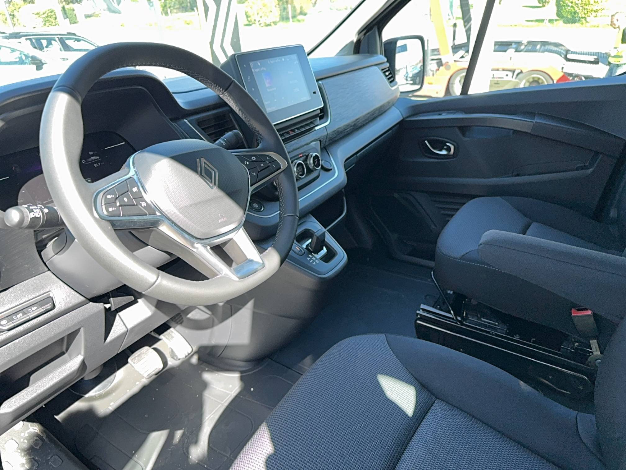 Vente en ligne Renault Trafic Cabine Approfondie TRAFIC CA BLUE DCI 170 L2H1 3T AUTO au prix de 42 990 €