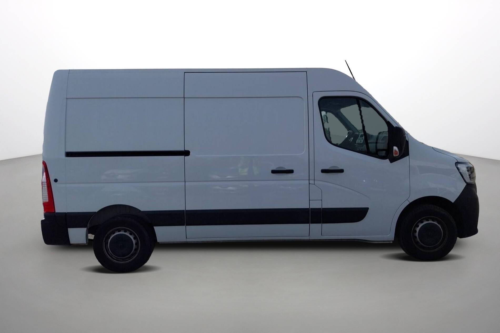 Vente en ligne Renault Master Fourgon MASTER FGN TRAC F3500 L2H2 BLUE DCI 135 au prix de 26 990 €
