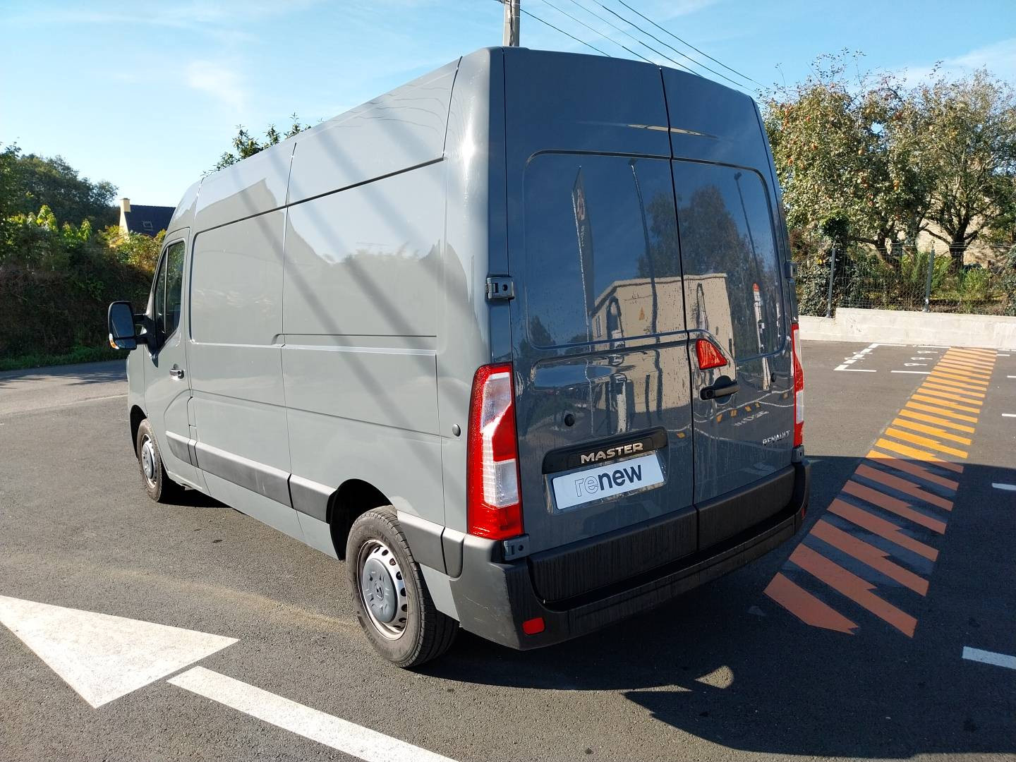 Vente en ligne Renault Master Fourgon MASTER FGN TRAC F3300 L2H2 BLUE DCI 150 au prix de 25 990 €