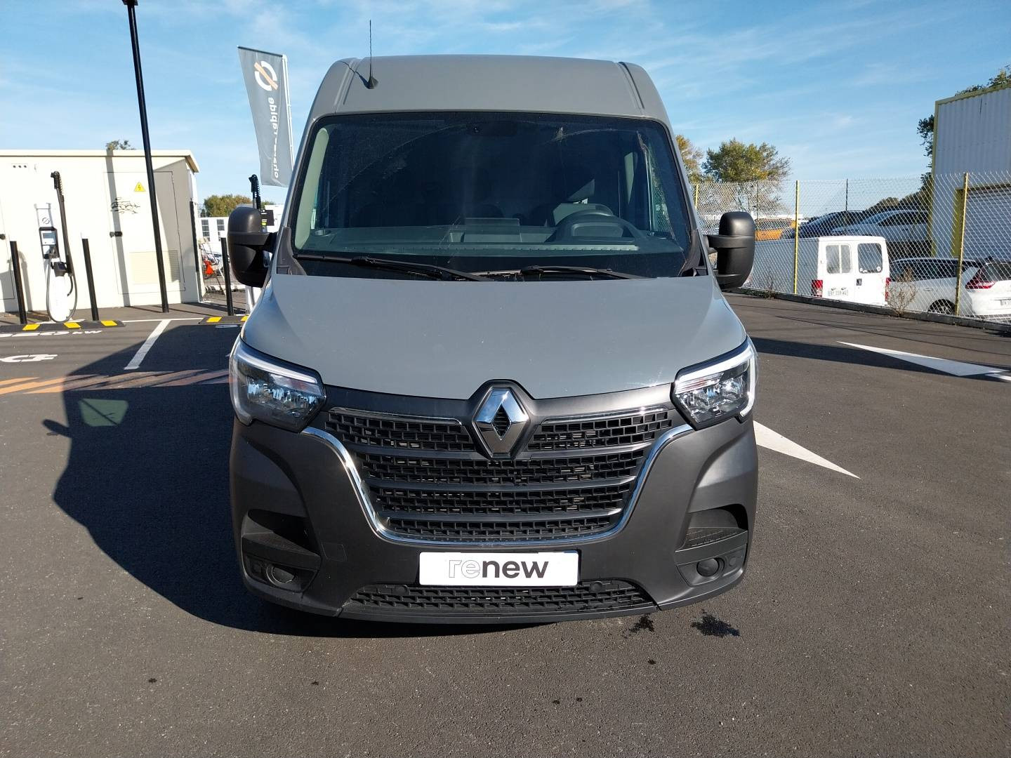 Vente en ligne Renault Master Fourgon MASTER FGN TRAC F3300 L2H2 BLUE DCI 150 au prix de 25 990 €