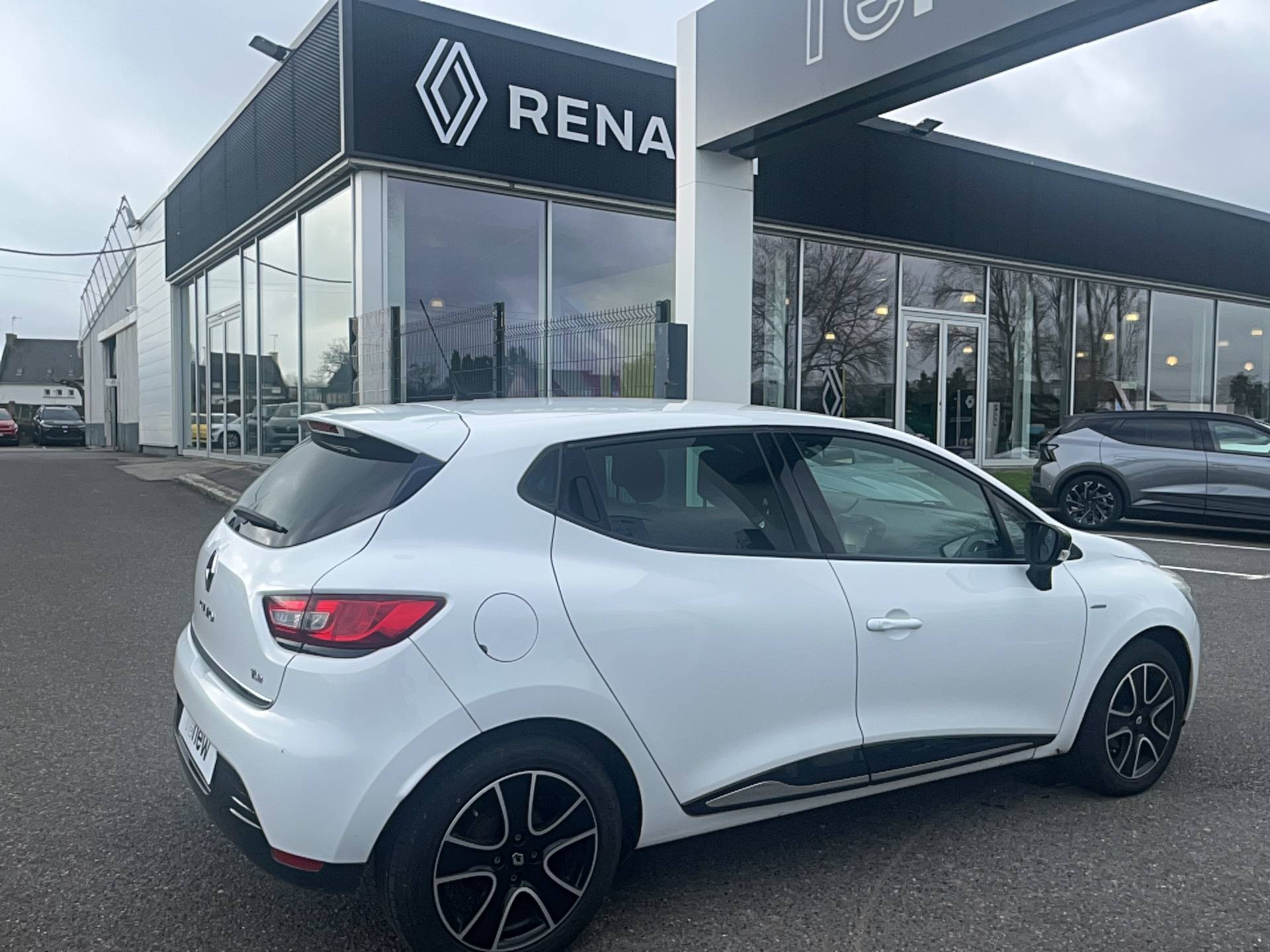 Vente en ligne Renault Clio 4  TCe 90 Energy au prix de 9 990 €