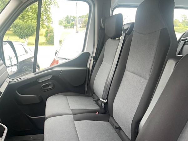 Vente en ligne Renault Master Fourgon  7 PLACES L2H2 BLUE DCI 150 au prix de 29 900 €