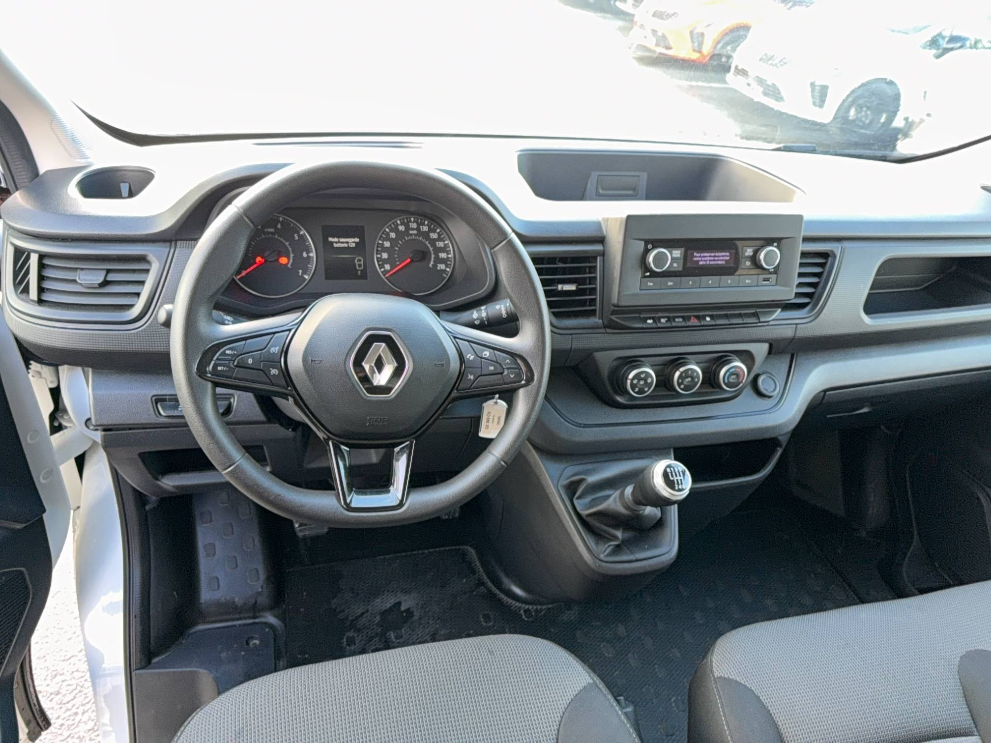 Vente en ligne Renault Trafic 3 Fourgon TRAFIC FGN L1H1 3000 KG BLUE DCI 130 au prix de 25 790 €