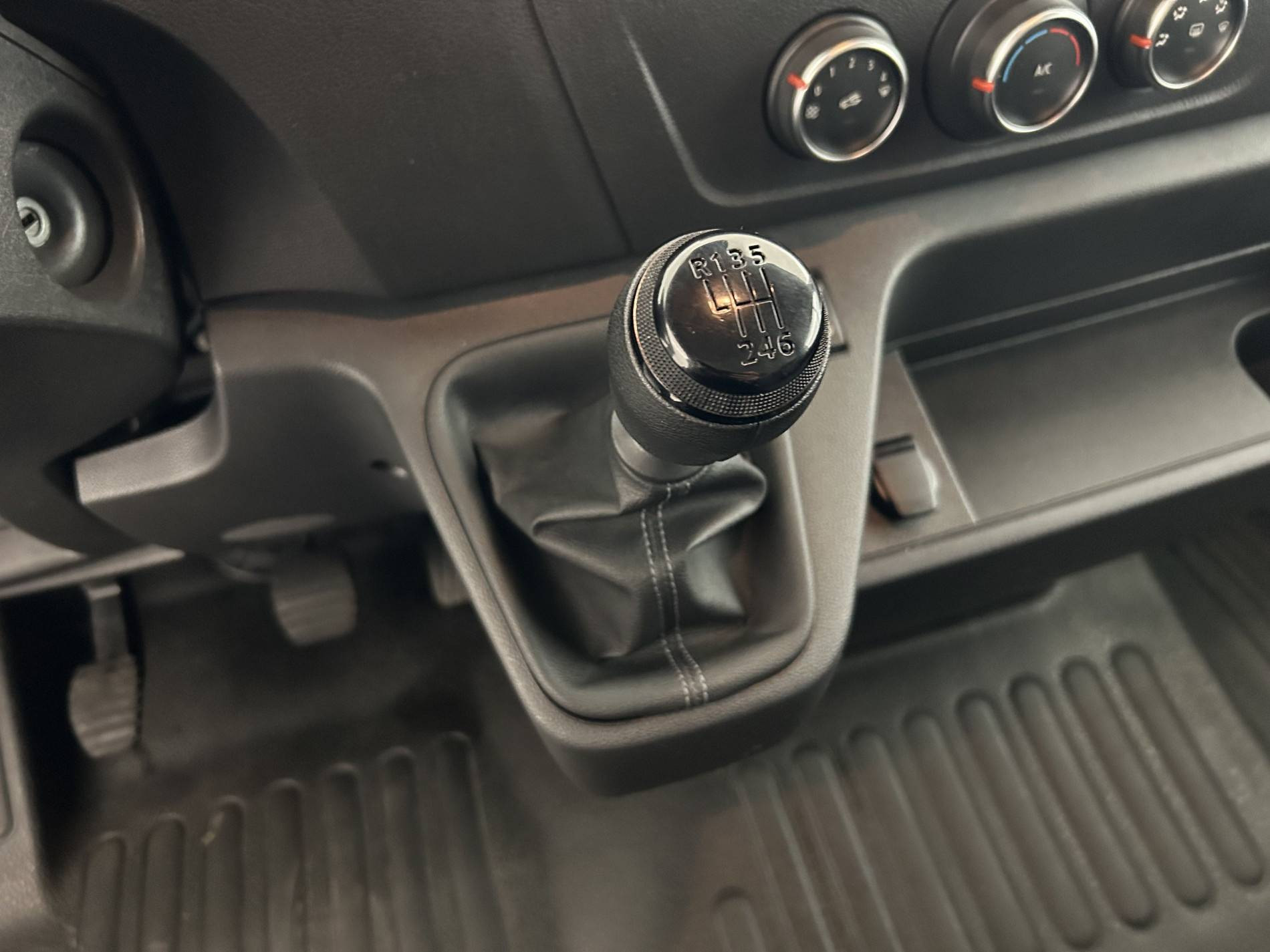 Vente en ligne Renault Master Fourgon MASTER FGN TRAC F3500 L2H2 BLUE DCI 135 au prix de 26 490 €