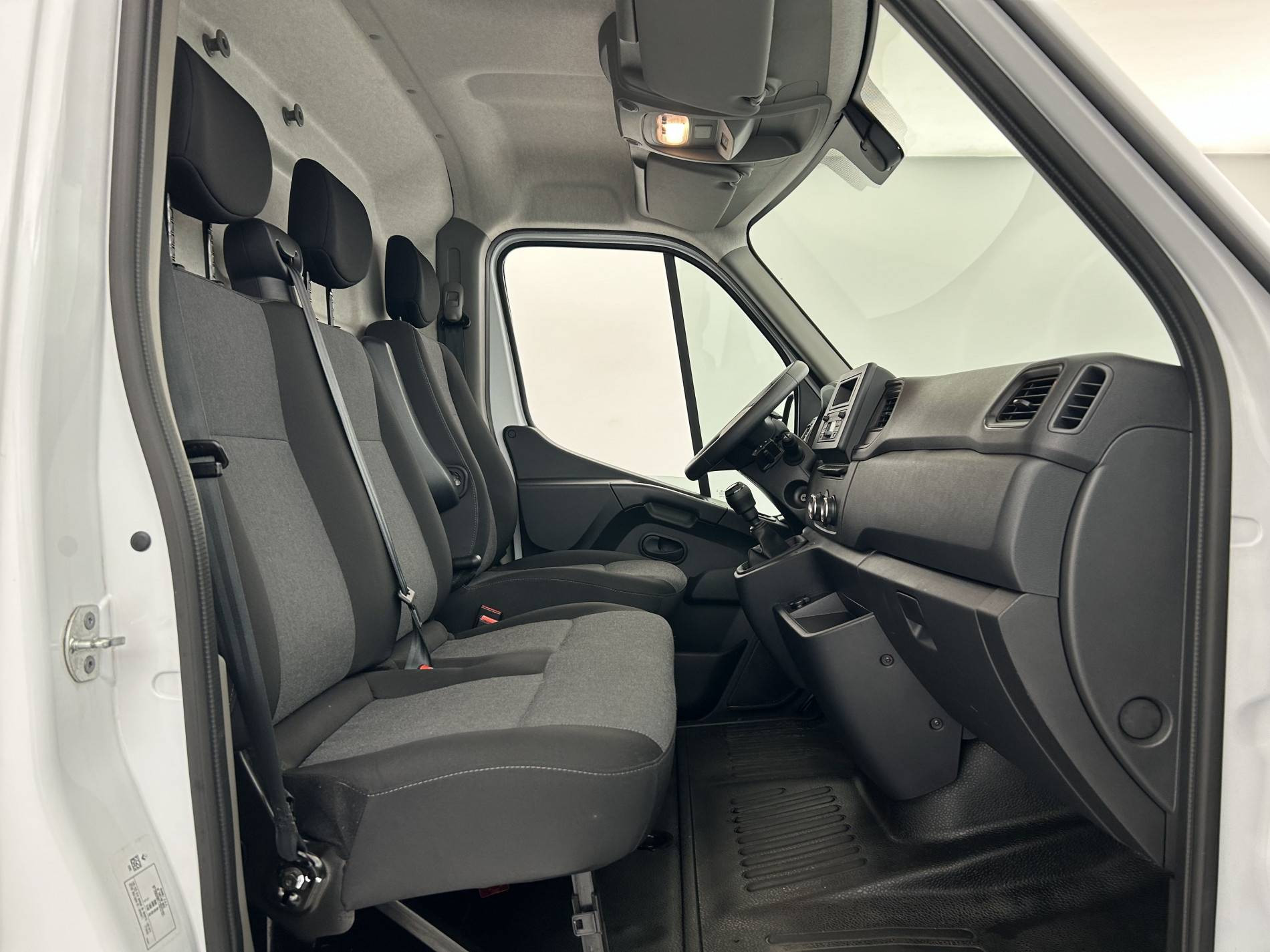 Vente en ligne Renault Master Fourgon MASTER FGN TRAC F3500 L2H2 BLUE DCI 135 au prix de 26 490 €