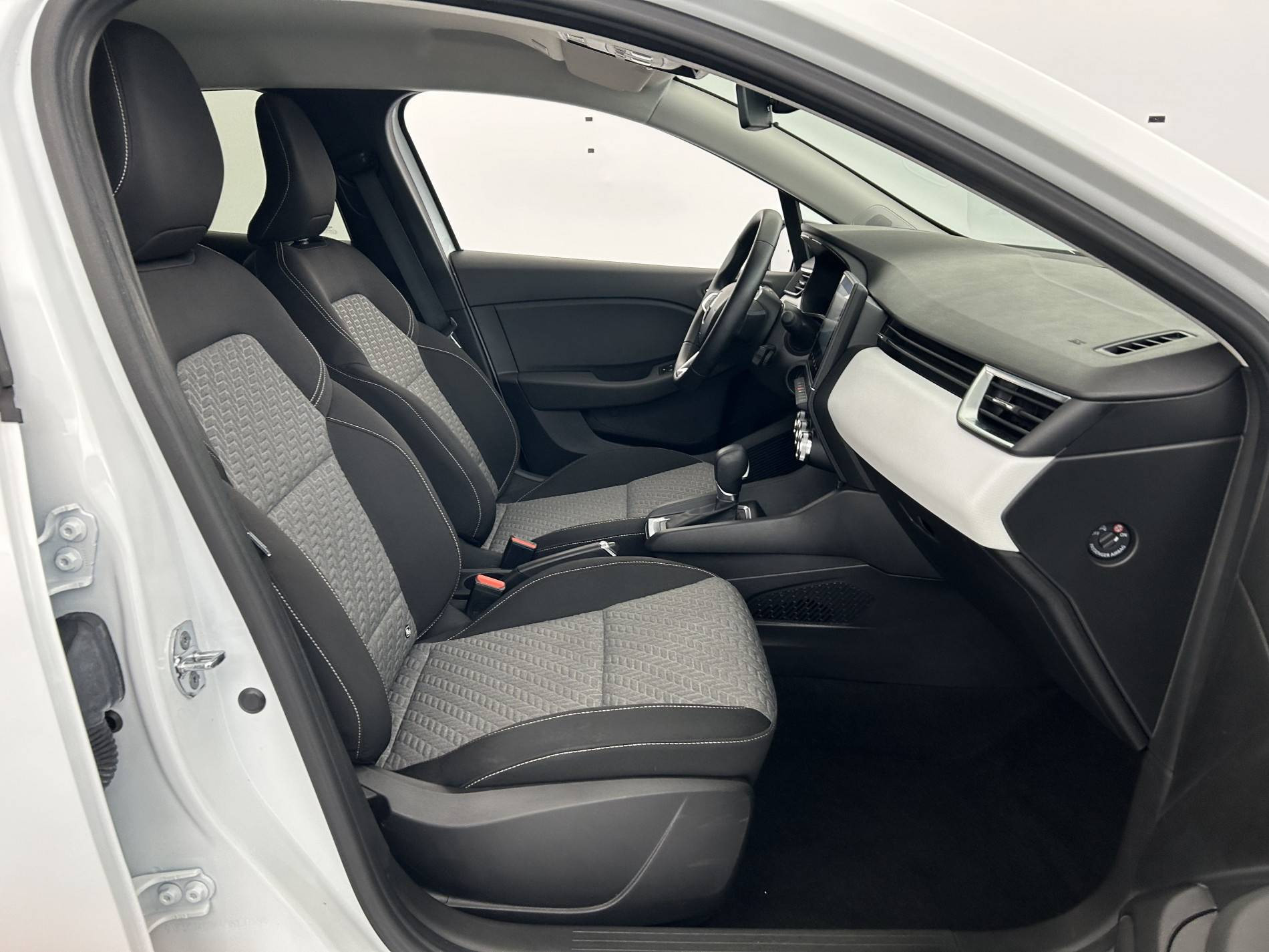 Vente en ligne Renault Clio 5 Clio E-Tech full hybrid 145 au prix de 16 390 €