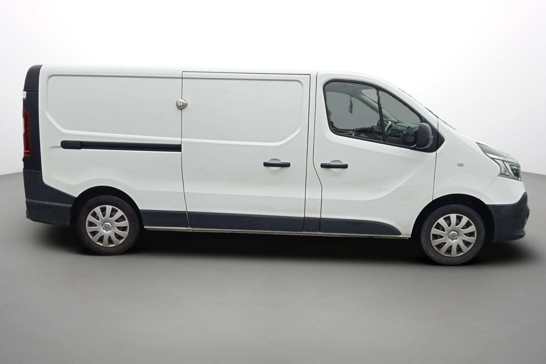 Vente en ligne Renault Trafic 3 Fourgon TRAFIC FGN L2H1 1300 KG DCI 120 au prix de 17 490 €
