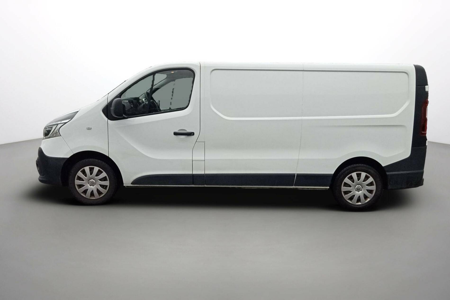 Vente en ligne Renault Trafic 3 Fourgon TRAFIC FGN L2H1 1300 KG DCI 120 au prix de 17 490 €