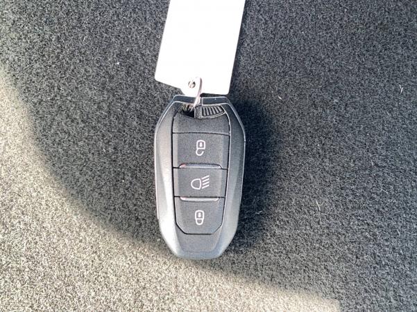 Vente en ligne Peugeot E-2008  136 ch au prix de 14 990 €