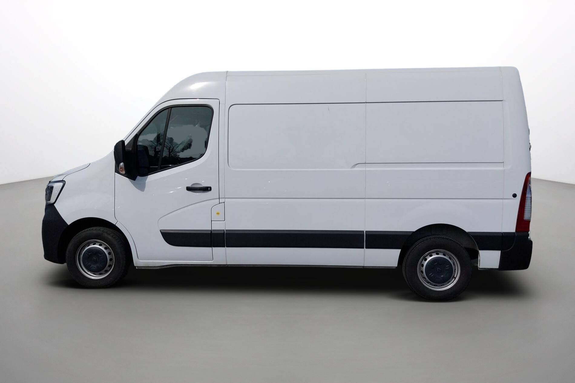 Vente en ligne Renault Master Fourgon MASTER FGN TRAC F3500 L2H2 BLUE DCI 135 au prix de 26 990 €