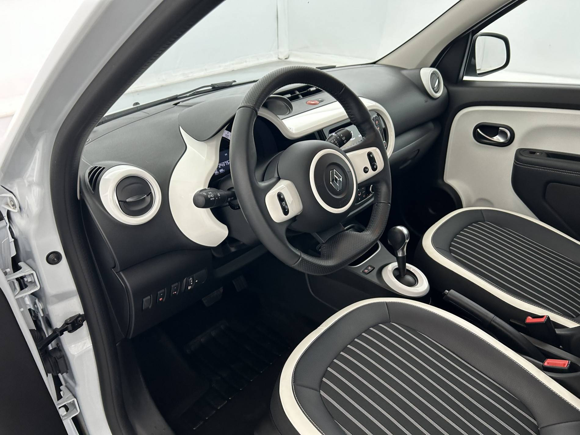 Vente en ligne Renault Twingo Electrique Twingo III E-Tech au prix de 11 990 €