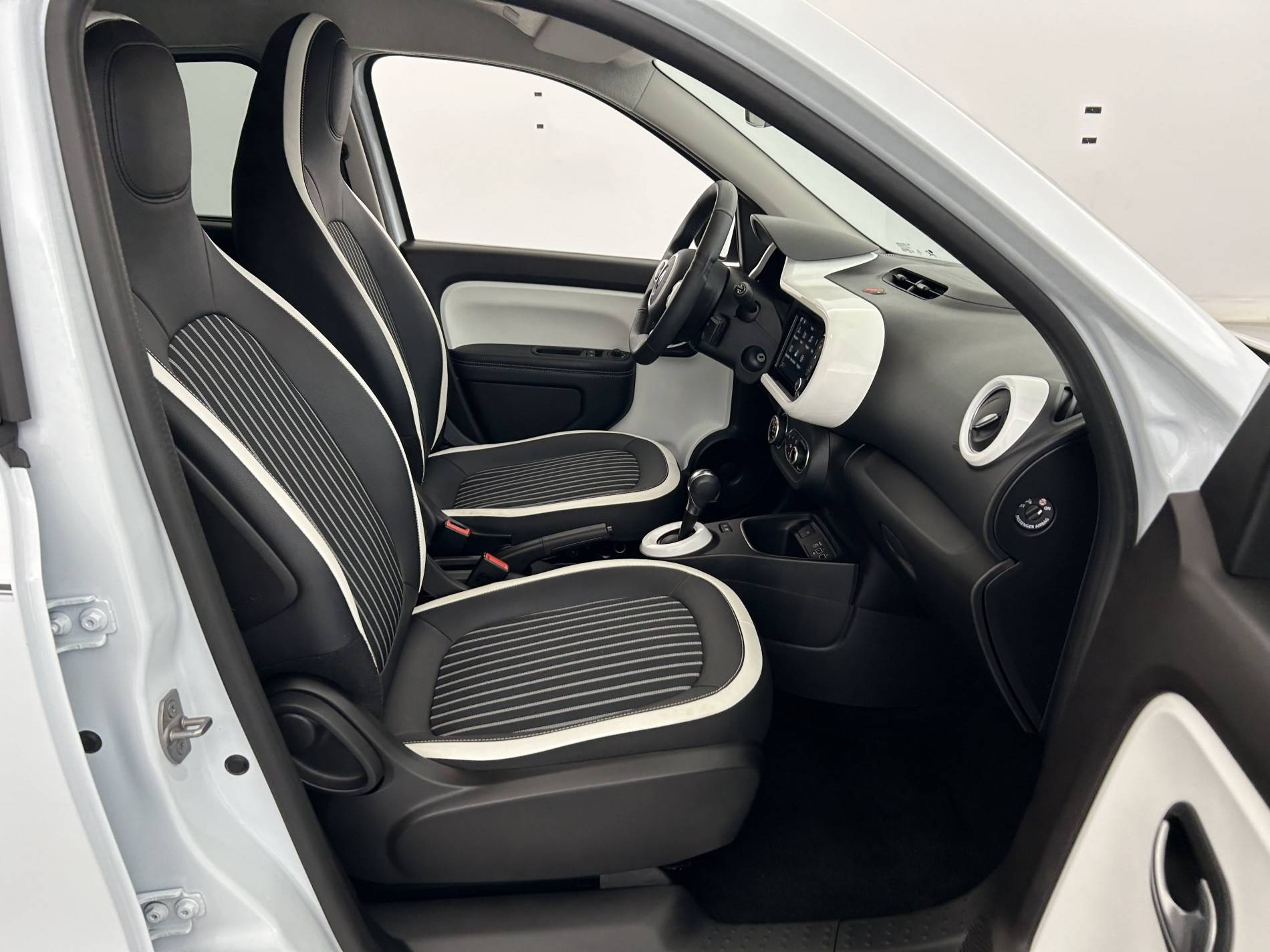 Vente en ligne Renault Twingo Electrique Twingo III E-Tech au prix de 11 990 €