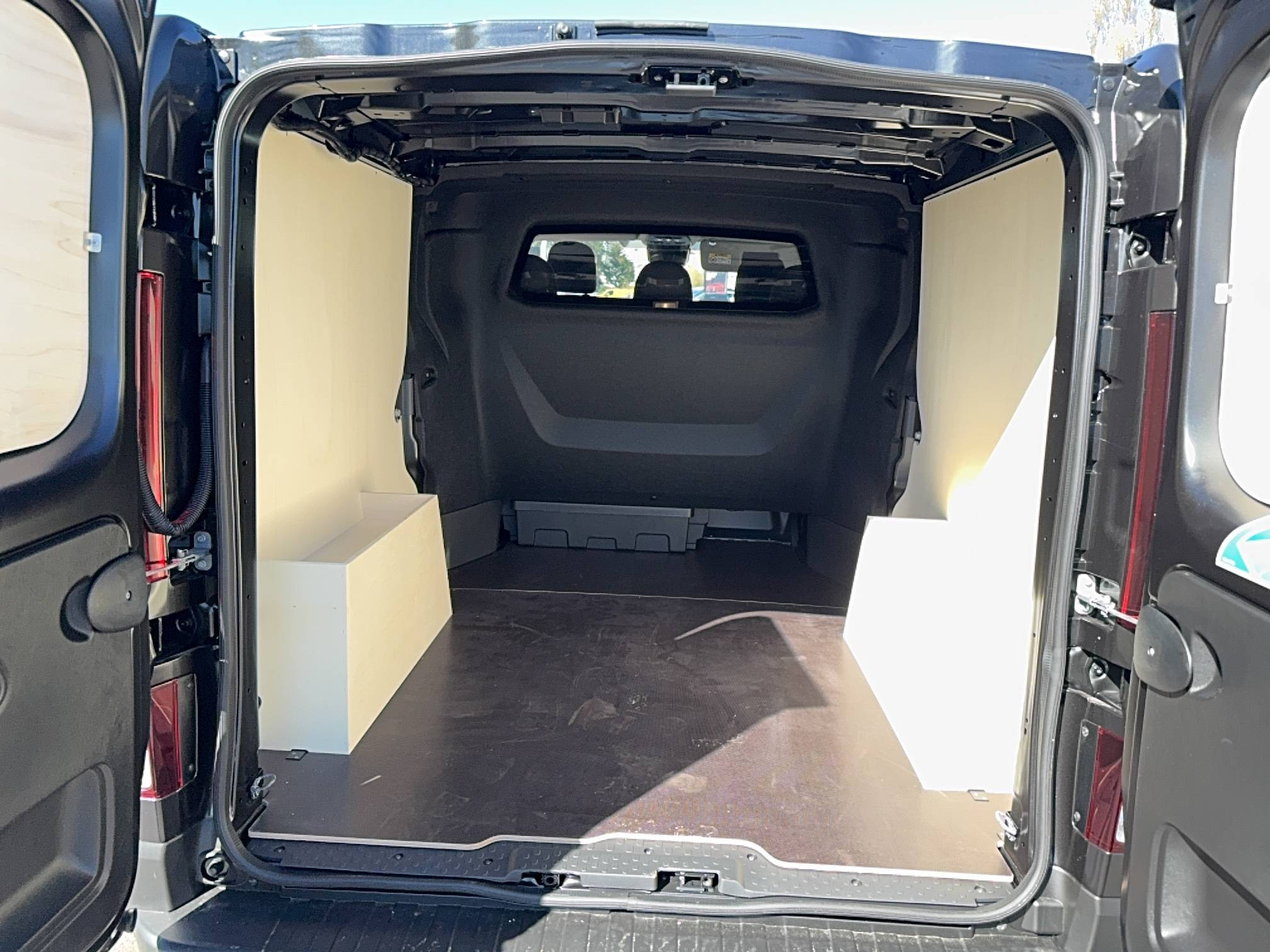 Vente en ligne Renault Trafic Cabine Approfondie TRAFIC CA BLUE DCI 170 L2H1 3T AUTO au prix de 42 990 €