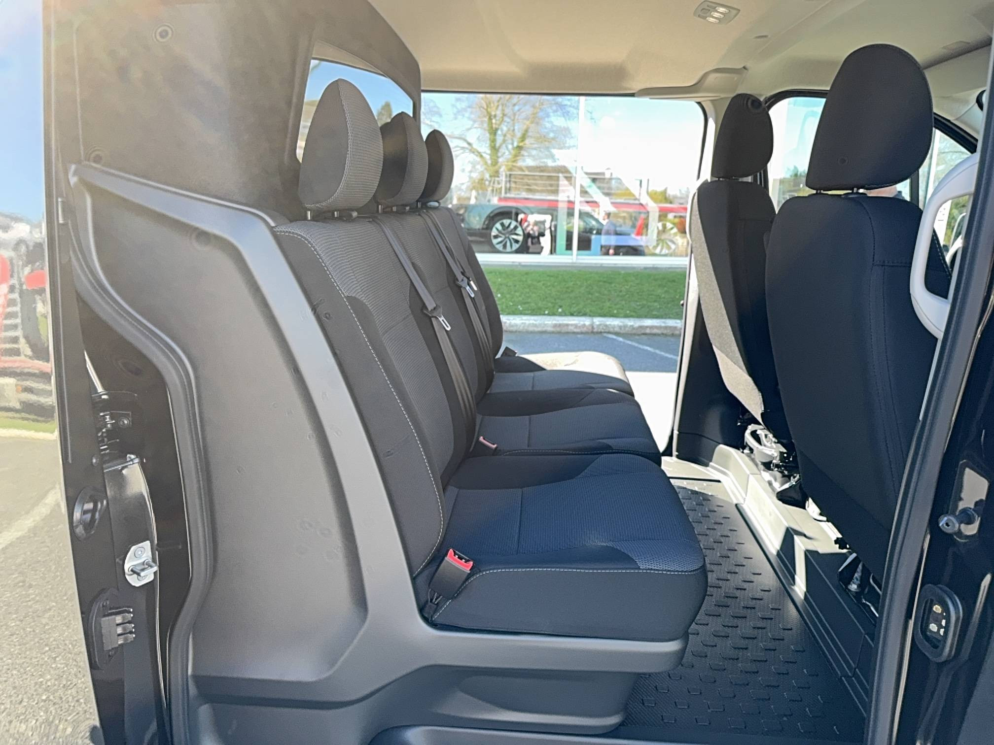 Vente en ligne Renault Trafic Cabine Approfondie TRAFIC CA BLUE DCI 170 L2H1 3T AUTO au prix de 42 990 €