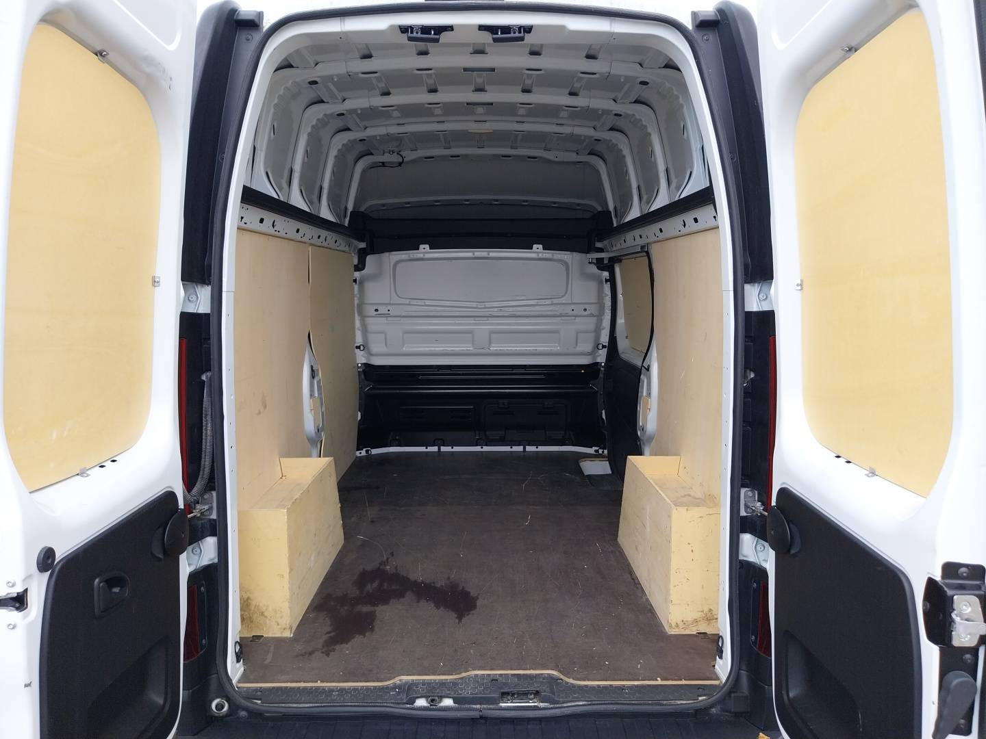 Vente en ligne Renault Trafic 3 Fourgon TRAFIC FGN L2H2 3000 KG BLUE DCI 150 au prix de 23 990 €