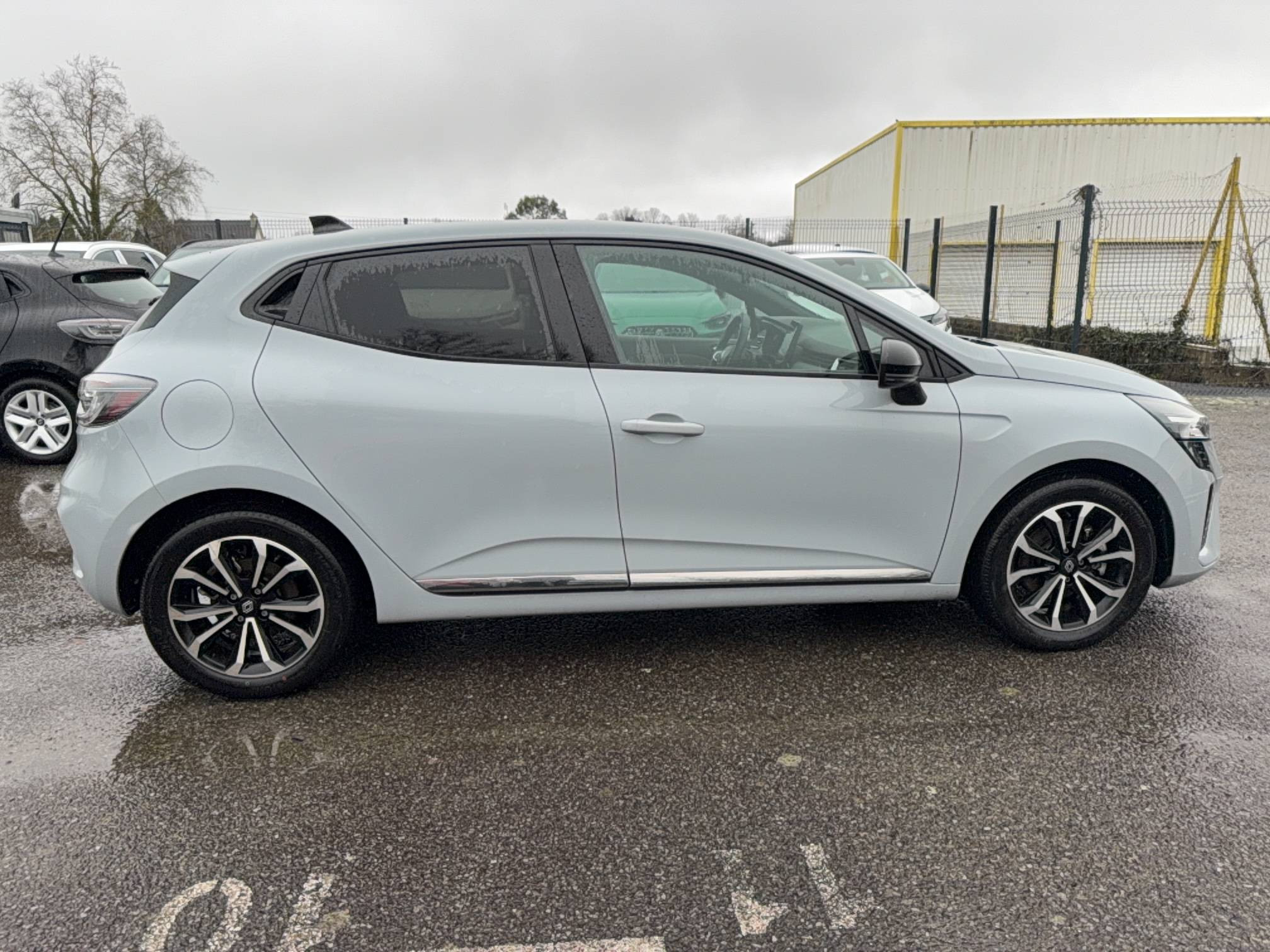 Vente en ligne Renault Clio 5 Clio E-Tech full hybrid 145 au prix de 19 680 €