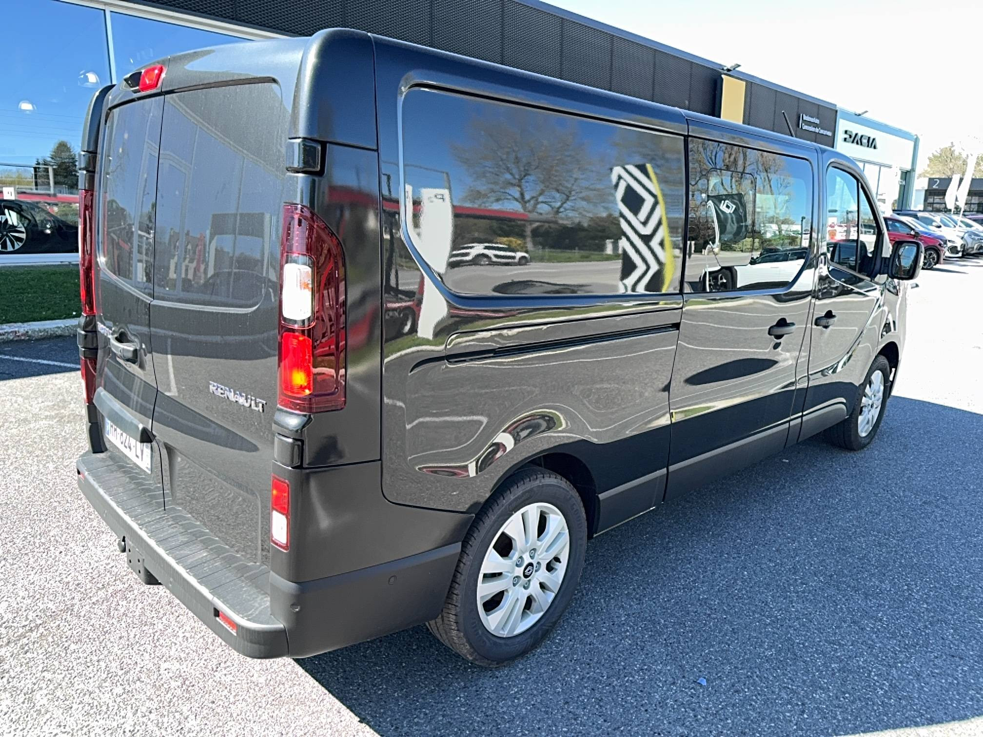 Vente en ligne Renault Trafic Cabine Approfondie TRAFIC CA BLUE DCI 170 L2H1 3T AUTO au prix de 42 990 €