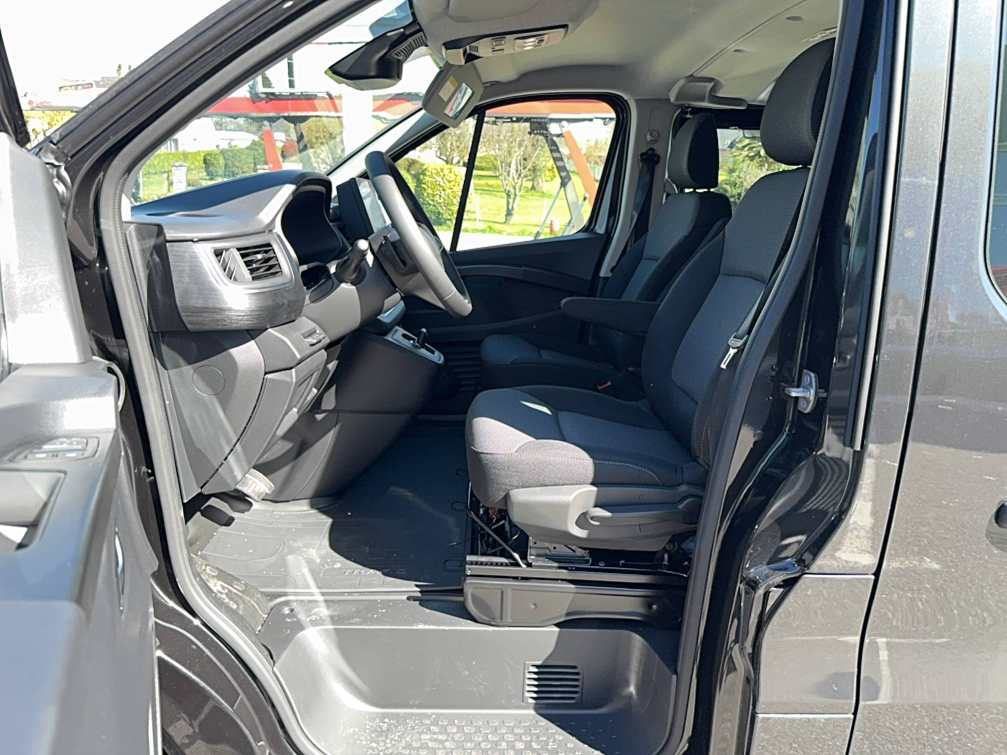 Vente en ligne Renault Trafic Cabine Approfondie TRAFIC CA BLUE DCI 170 L2H1 3T AUTO au prix de 42 990 €