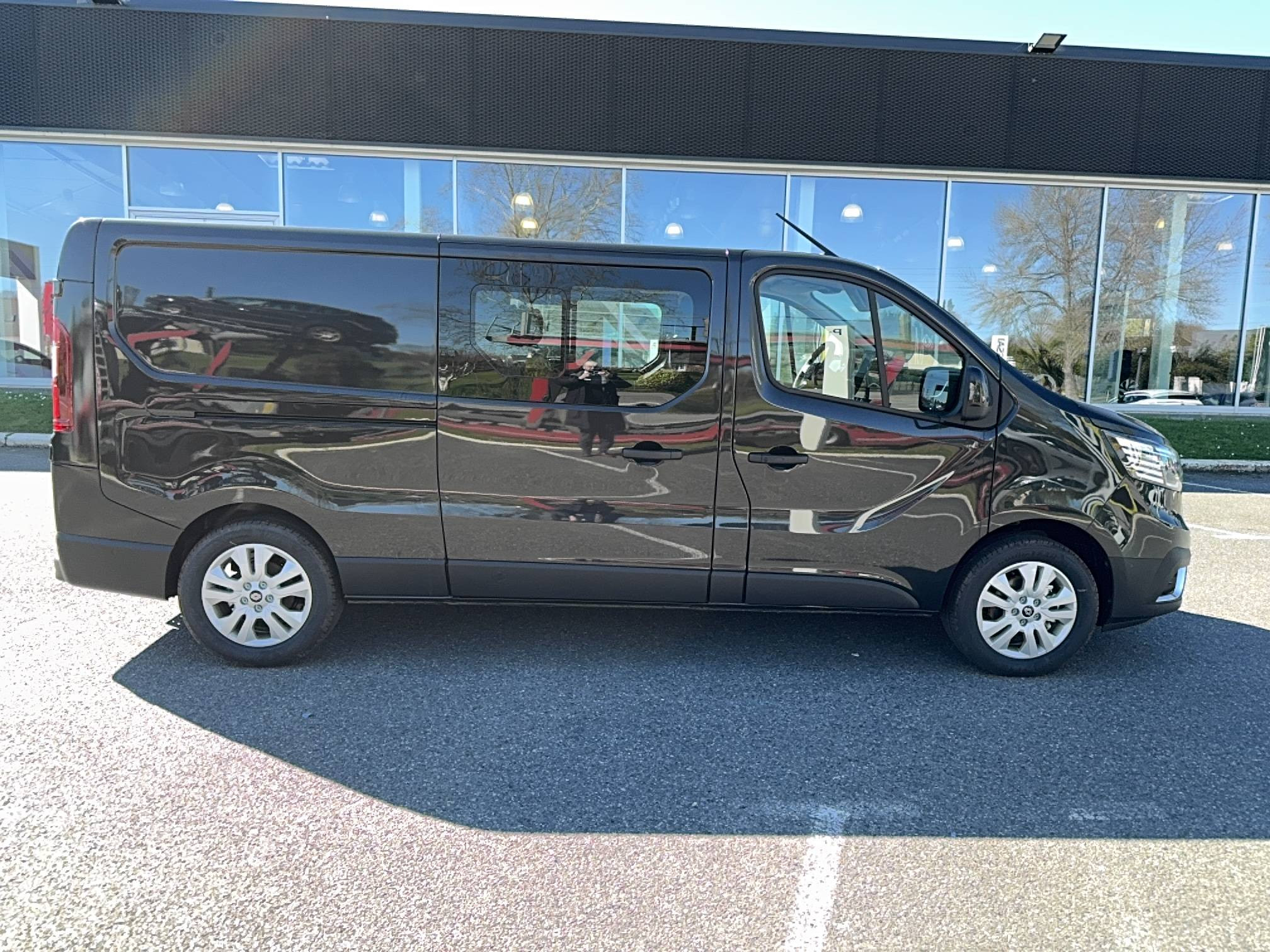 Vente en ligne Renault Trafic Cabine Approfondie TRAFIC CA BLUE DCI 170 L2H1 3T AUTO au prix de 42 990 €