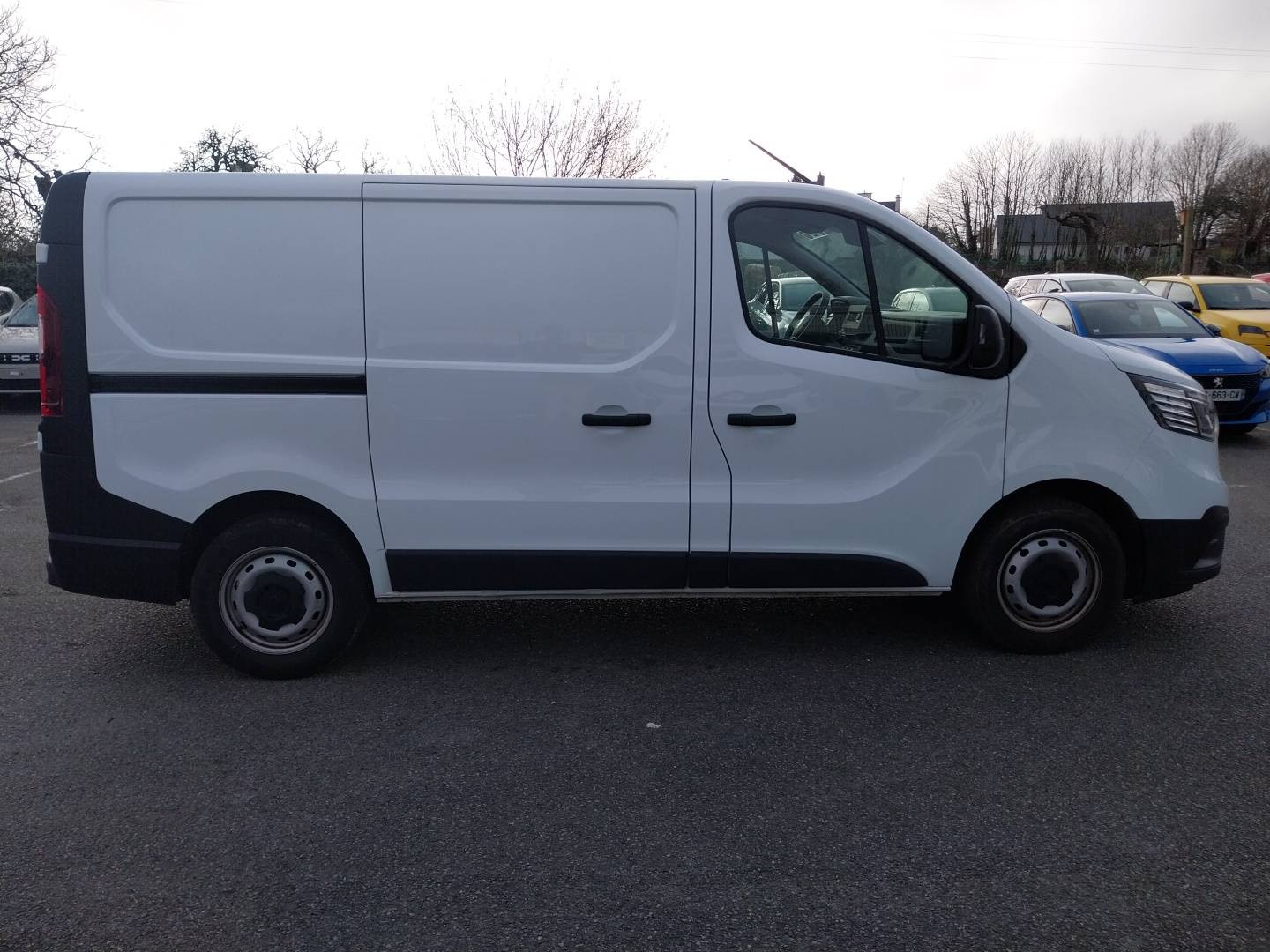 Vente en ligne Renault Trafic 3 Fourgon TRAFIC FGN L1H1 3000 KG BLUE DCI 130 au prix de 25 790 €