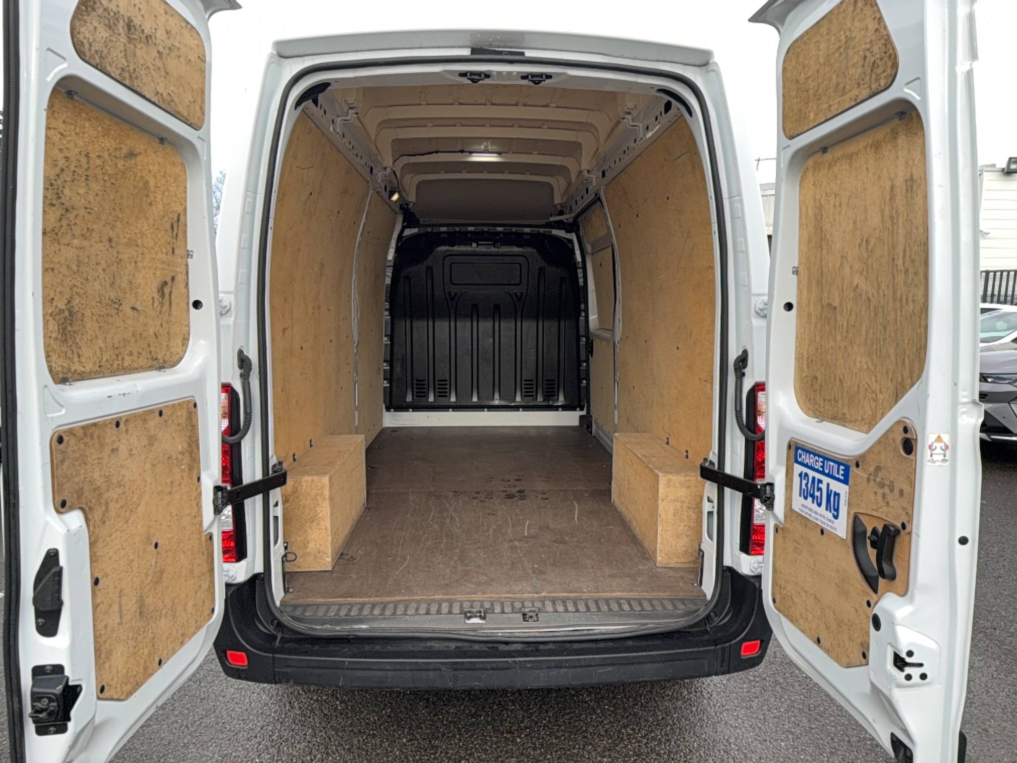 Vente en ligne Renault Master Fourgon MASTER FGN TRAC F3500 L3H3 BLUE DCI 135 au prix de 29 900 €