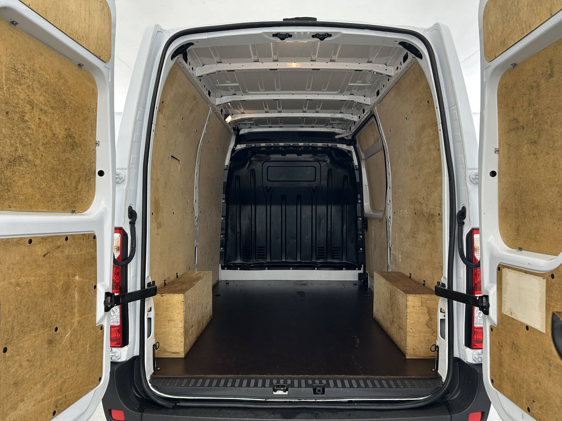 Vente en ligne Renault Master Fourgon MASTER FGN TRAC F3500 L2H2 BLUE DCI 135 au prix de 26 490 €