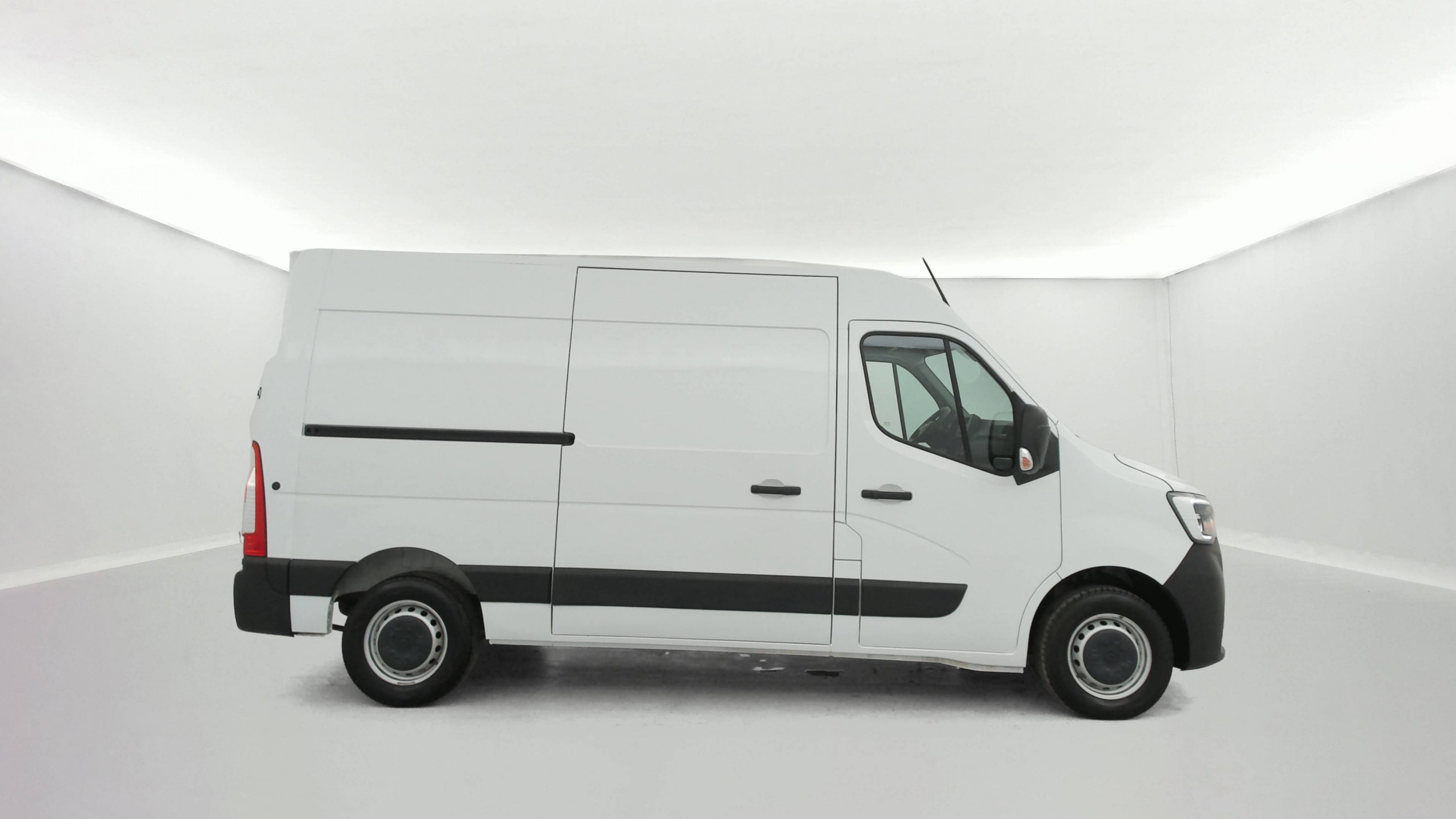Vente en ligne Renault Master Fourgon MASTER FGN TRAC F3500 L2H2 BLUE DCI 135 au prix de 26 490 €