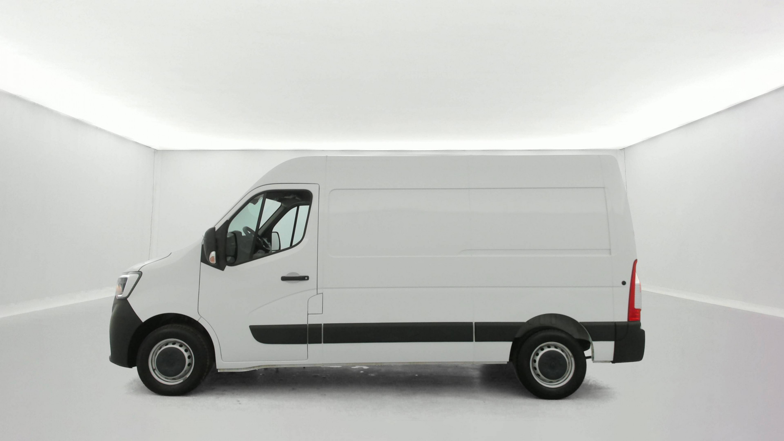 Vente en ligne Renault Master Fourgon MASTER FGN TRAC F3500 L2H2 BLUE DCI 135 au prix de 26 490 €