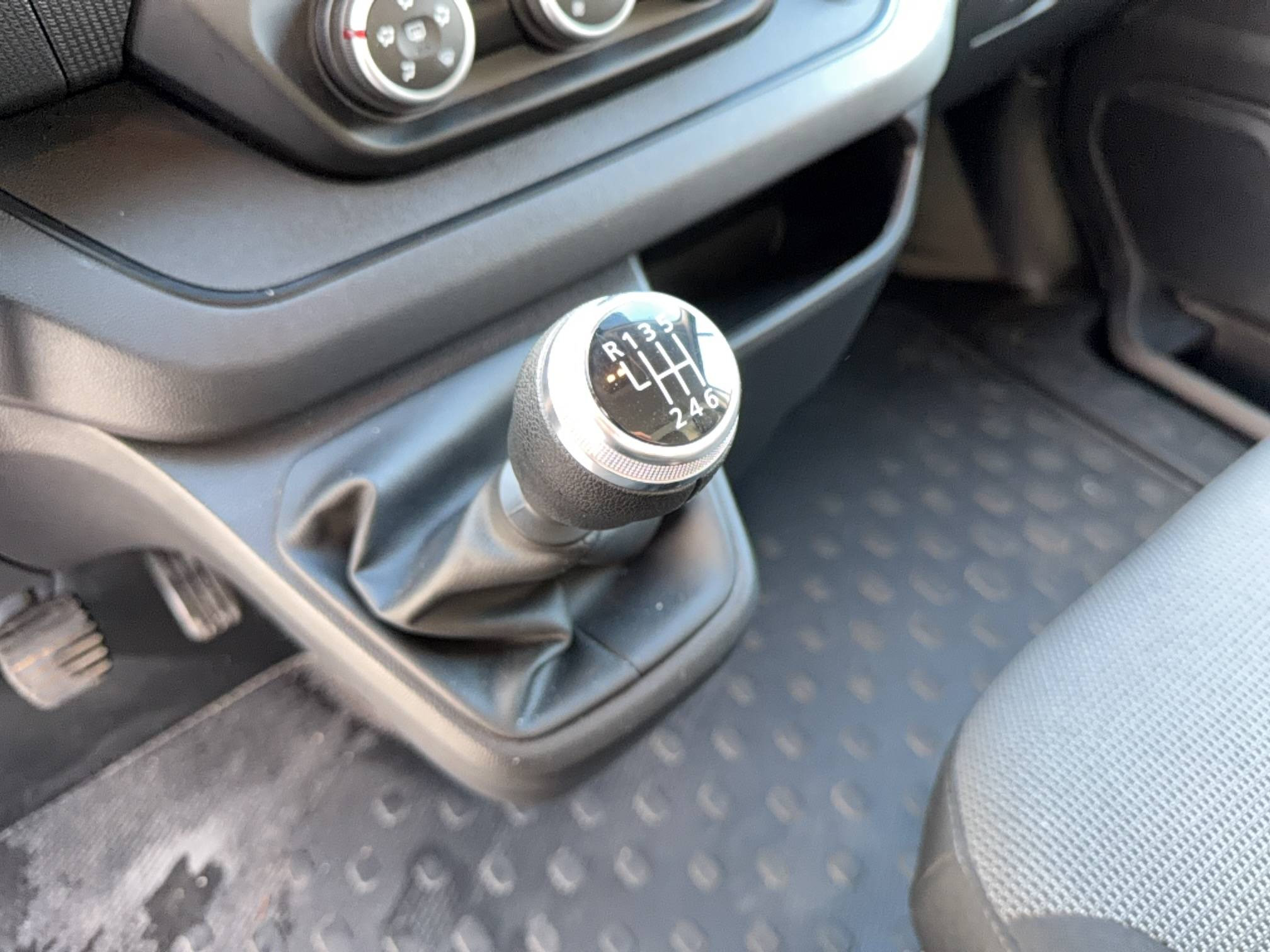 Vente en ligne Renault Trafic 3 Fourgon TRAFIC FGN L1H1 3000 KG BLUE DCI 130 au prix de 25 790 €