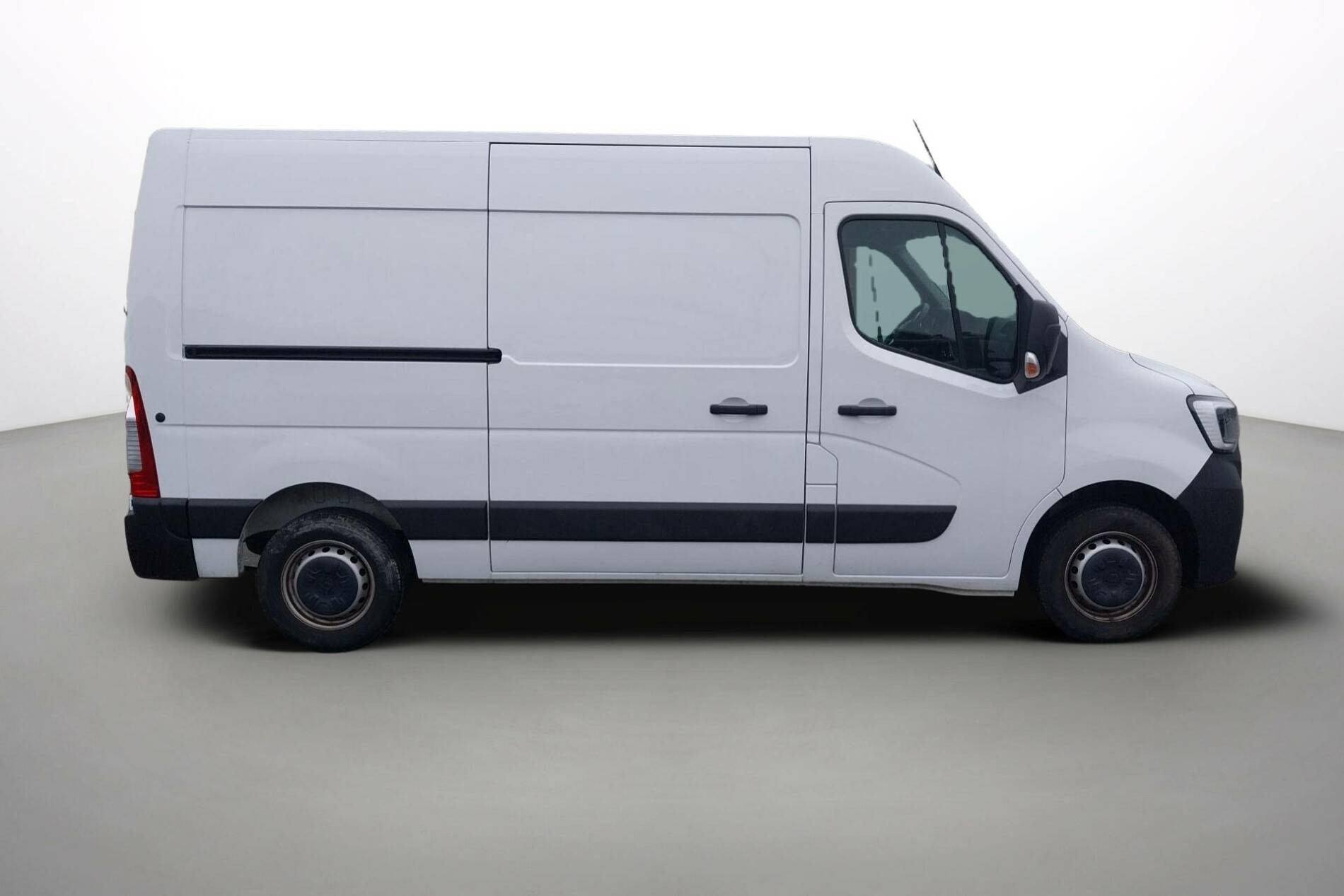 Vente en ligne Renault Master Fourgon MASTER FGN TRAC F3500 L2H2 BLUE DCI 135 au prix de 26 990 €