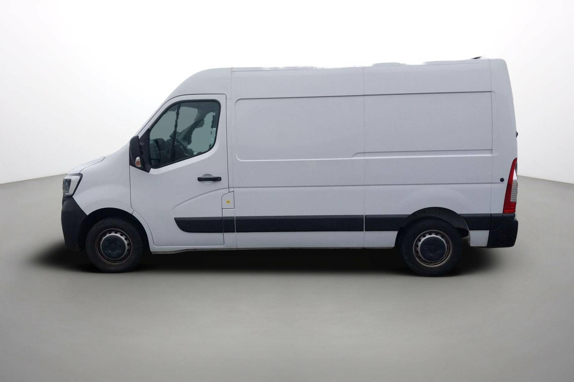 Vente en ligne Renault Master Fourgon MASTER FGN TRAC F3500 L2H2 BLUE DCI 135 au prix de 26 990 €