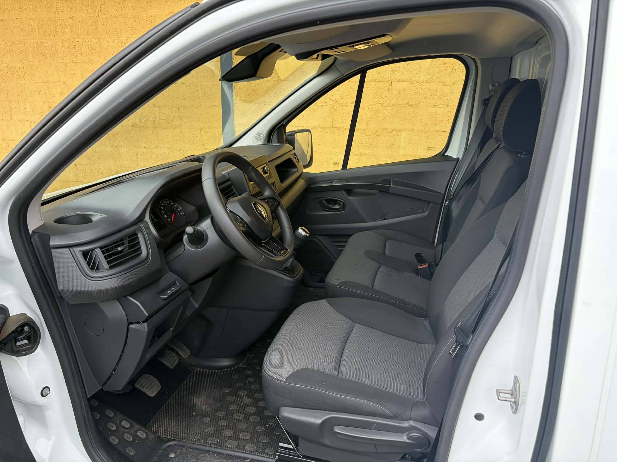 Vente en ligne Renault Trafic 3 Fourgon TRAFIC FG BLUE DCI 130 L1H1 3T GSR2 au prix de 24 990 €