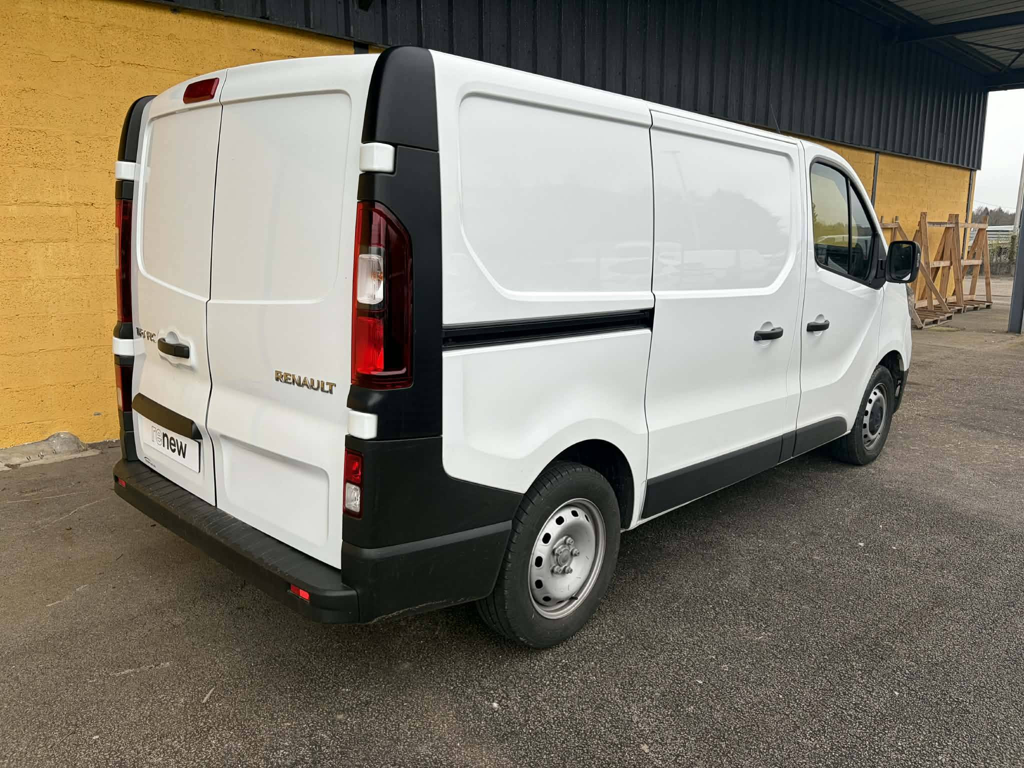 Vente en ligne Renault Trafic 3 Fourgon TRAFIC FG BLUE DCI 130 L1H1 3T GSR2 au prix de 24 990 €