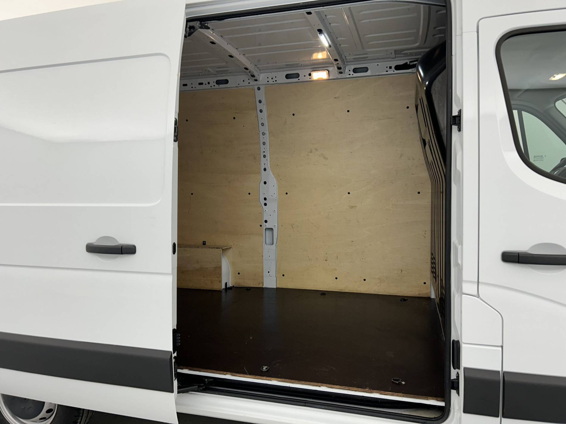 Vente en ligne Renault Master Fourgon MASTER FGN TRAC F3500 L2H2 BLUE DCI 135 au prix de 27 890 €