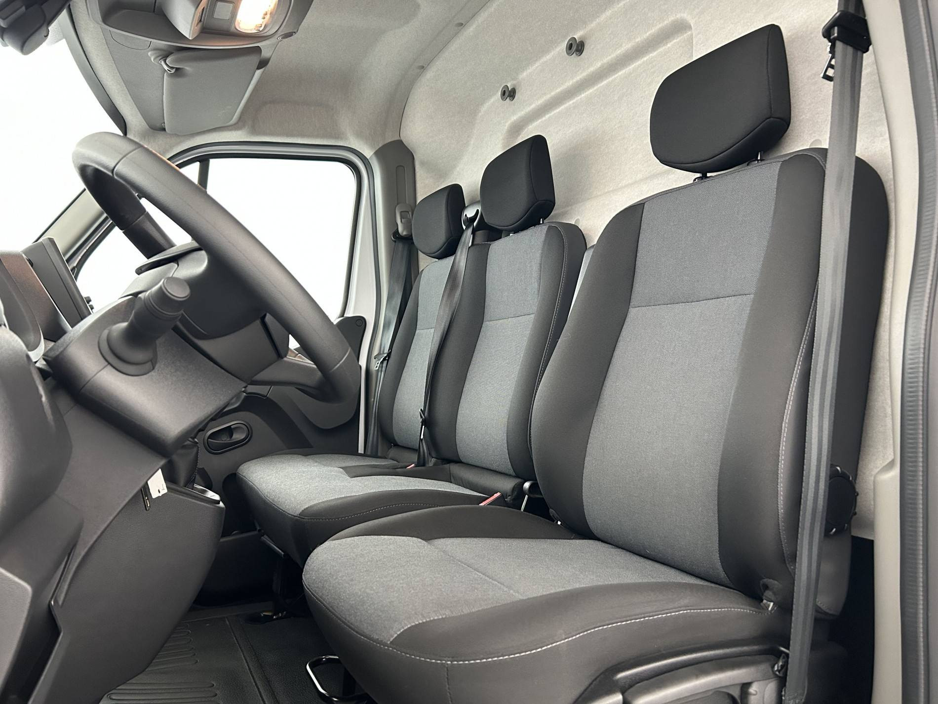 Vente en ligne Renault Master Fourgon MASTER FGN TRAC F3500 L2H2 BLUE DCI 135 au prix de 27 890 €