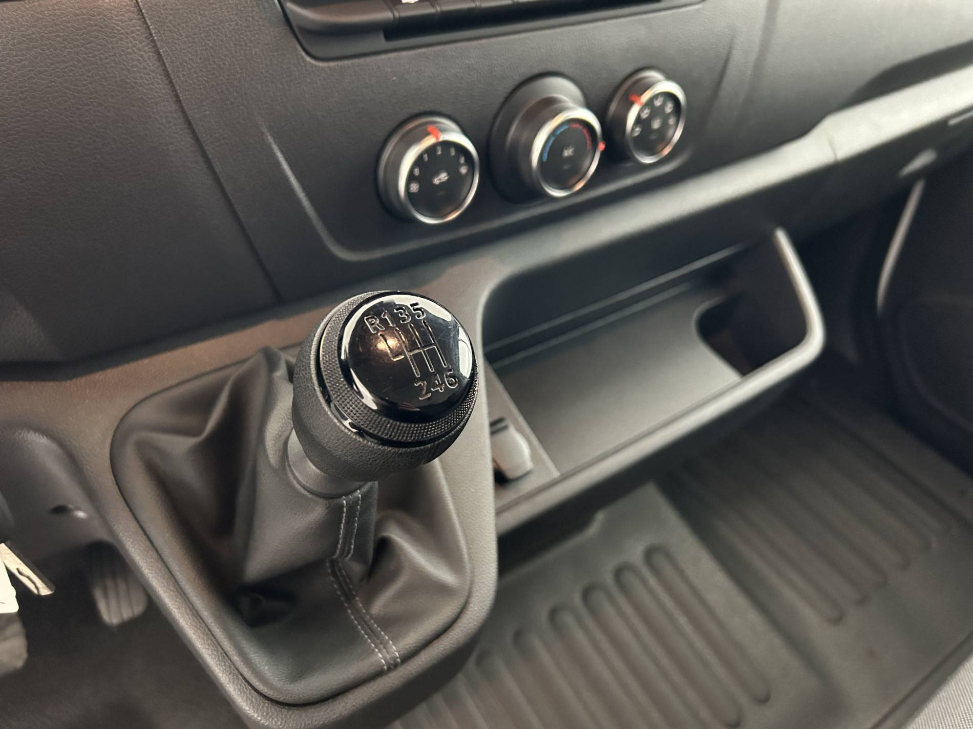 Vente en ligne Renault Master Fourgon MASTER FGN TRAC F3500 L2H2 BLUE DCI 135 au prix de 27 890 €