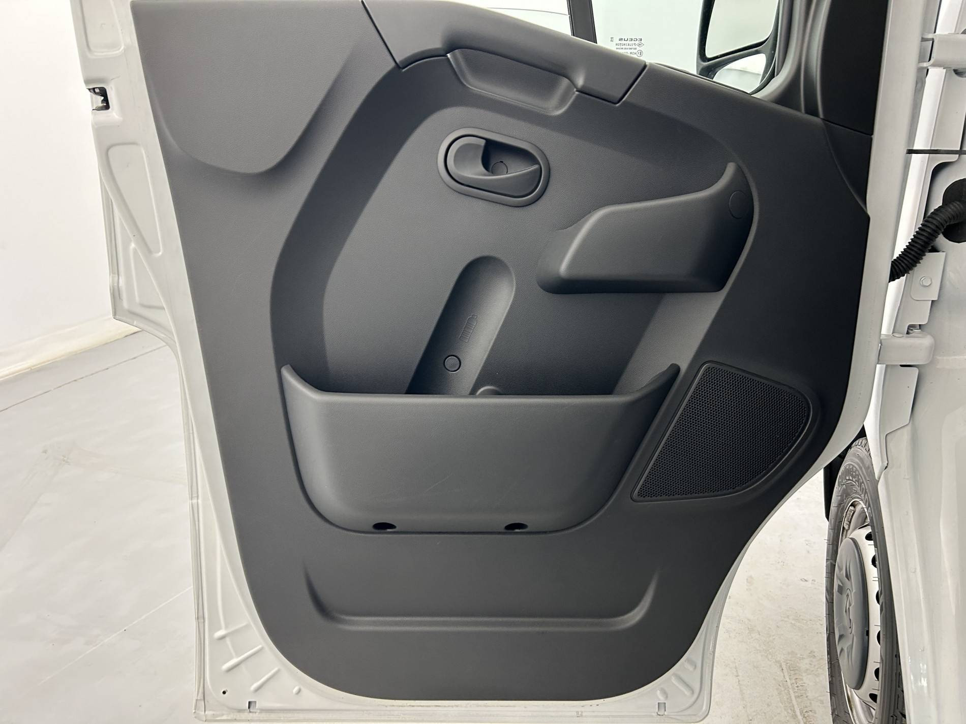 Vente en ligne Renault Master Fourgon MASTER FGN TRAC F3500 L2H2 BLUE DCI 135 au prix de 27 890 €