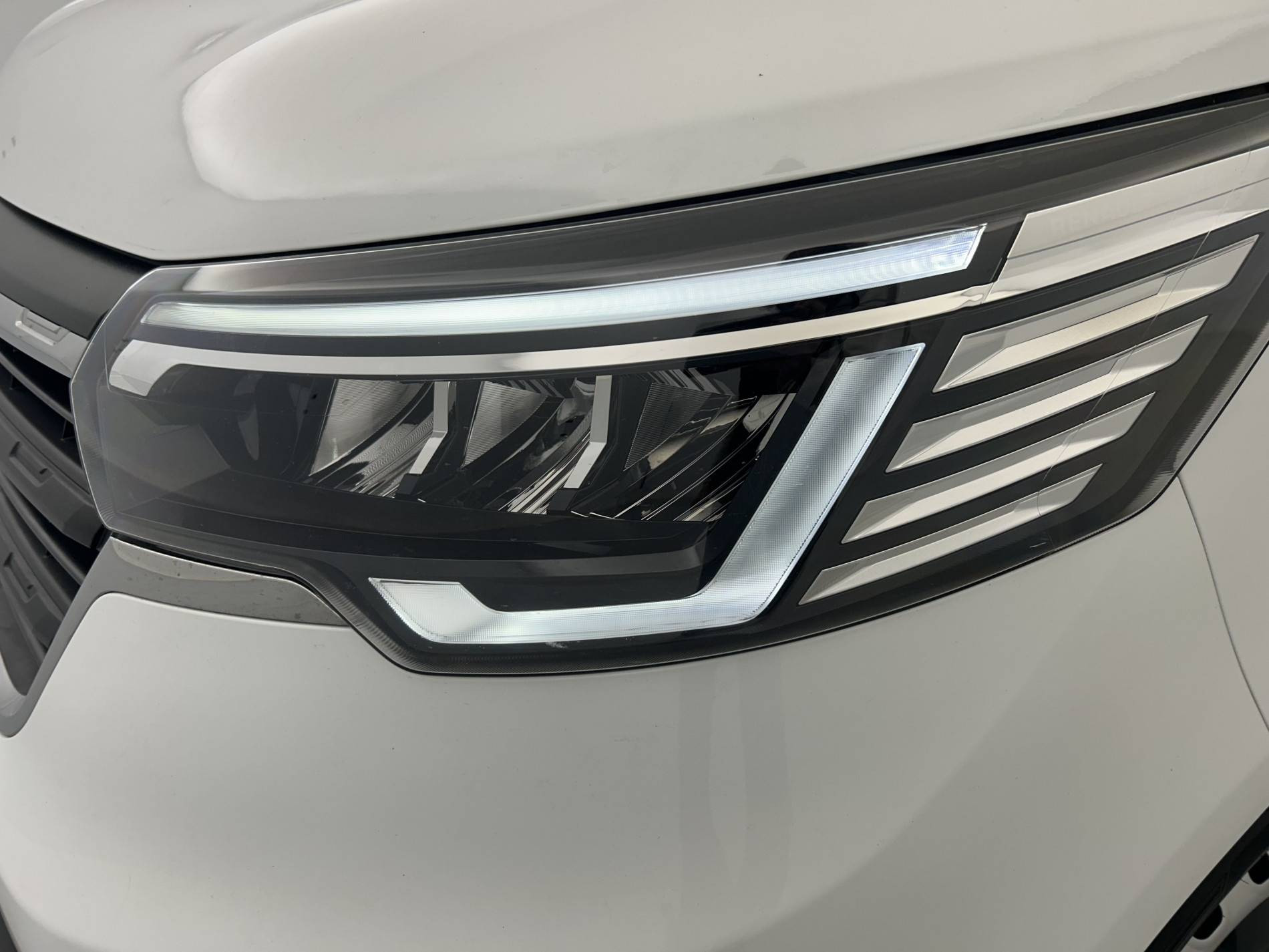 Vente en ligne Renault Trafic 3 Fourgon TRAFIC FG BLUE DCI 130 L1H1 3T GSR2 au prix de 23 990 €