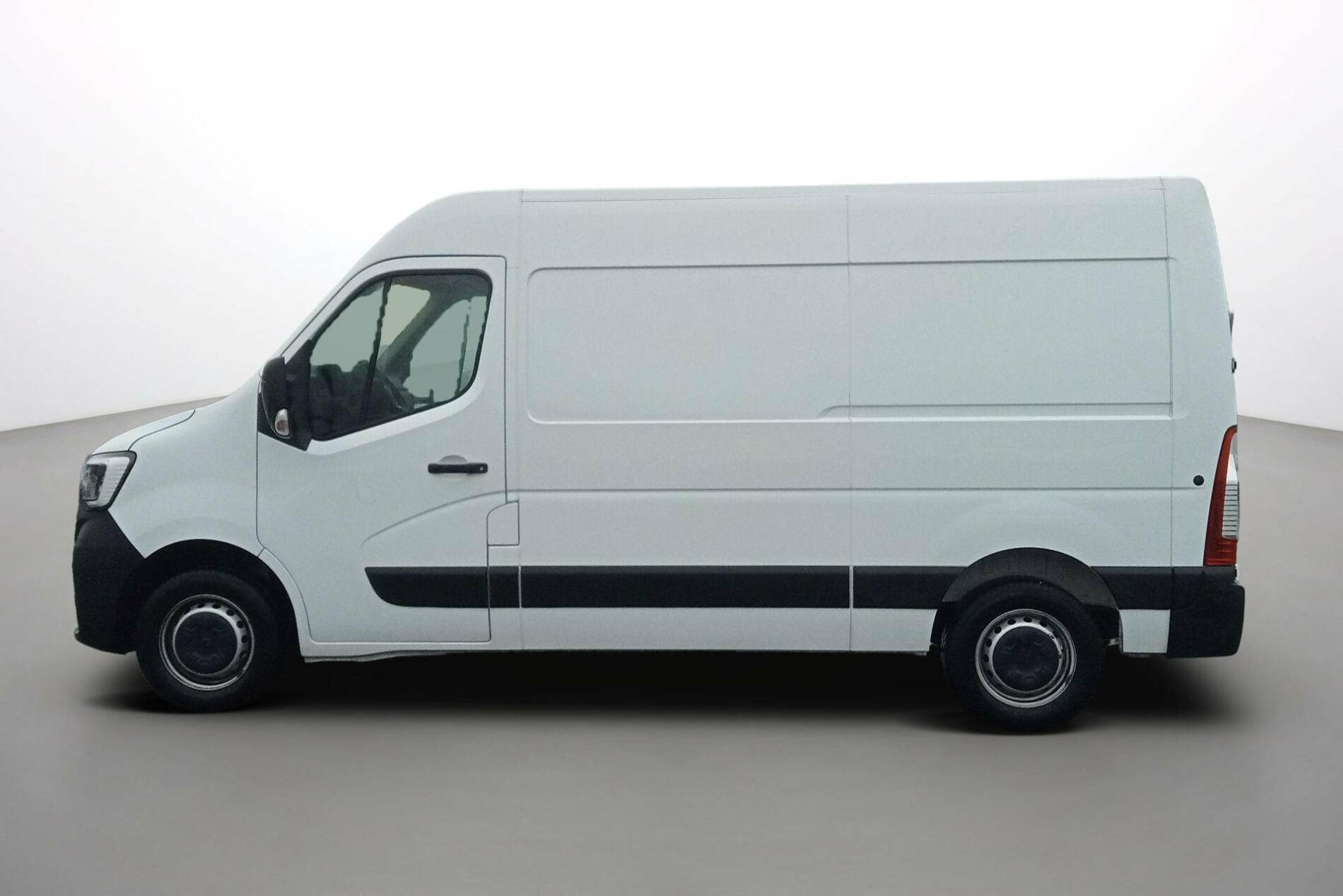 Vente en ligne Renault Master Fourgon   L2H2 BLUE DCI 135 au prix de 28 890 €