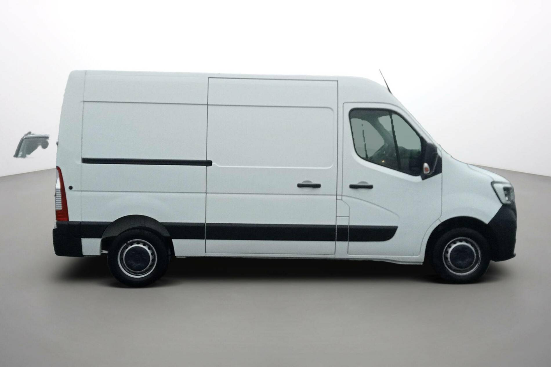 Vente en ligne Renault Master Fourgon   L2H2 BLUE DCI 135 au prix de 28 890 €