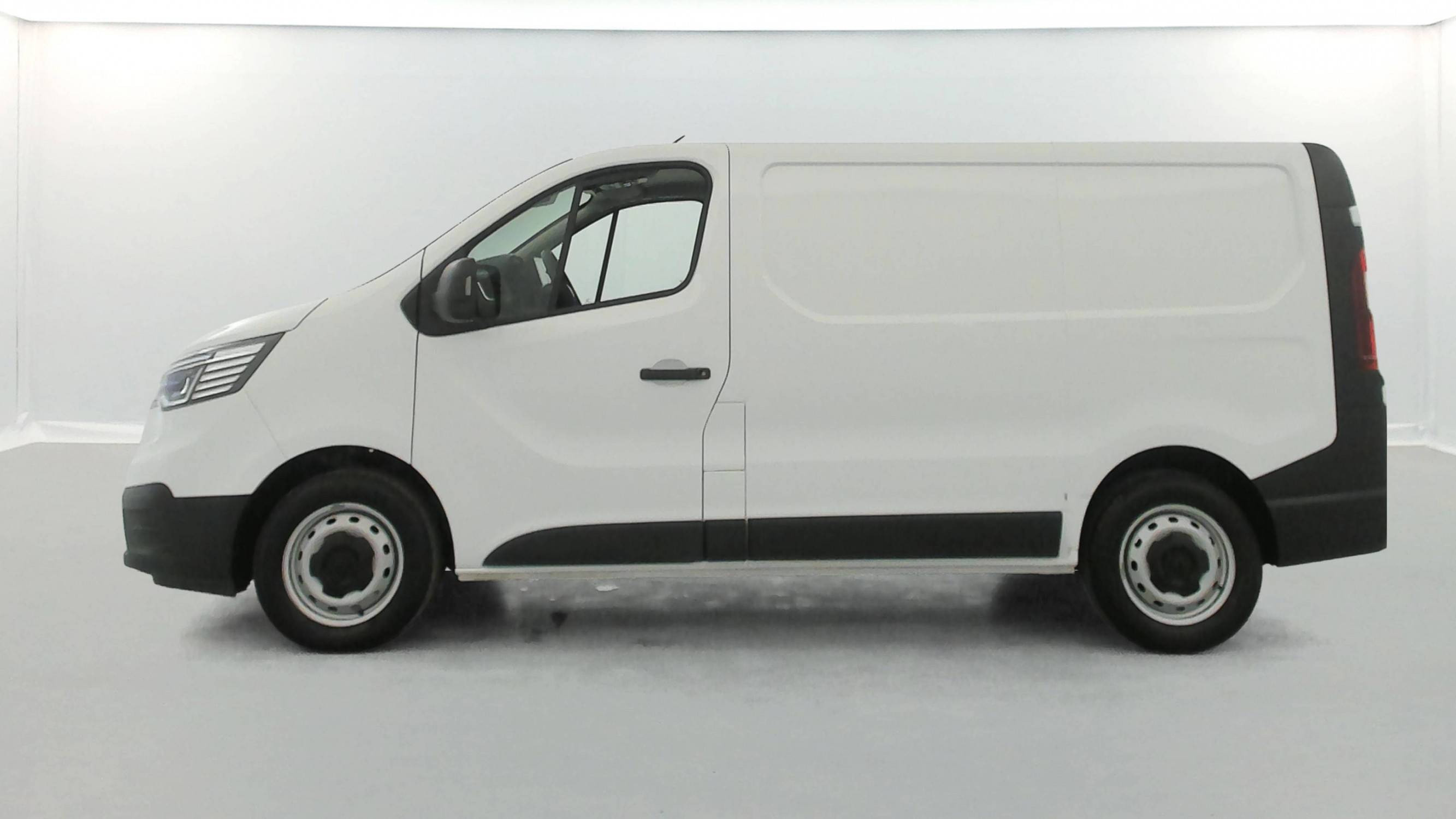 Vente en ligne Renault Trafic 3 Fourgon TRAFIC FGN L1H1 3T BLUE DCI 130 GSR2 au prix de 26 990 €
