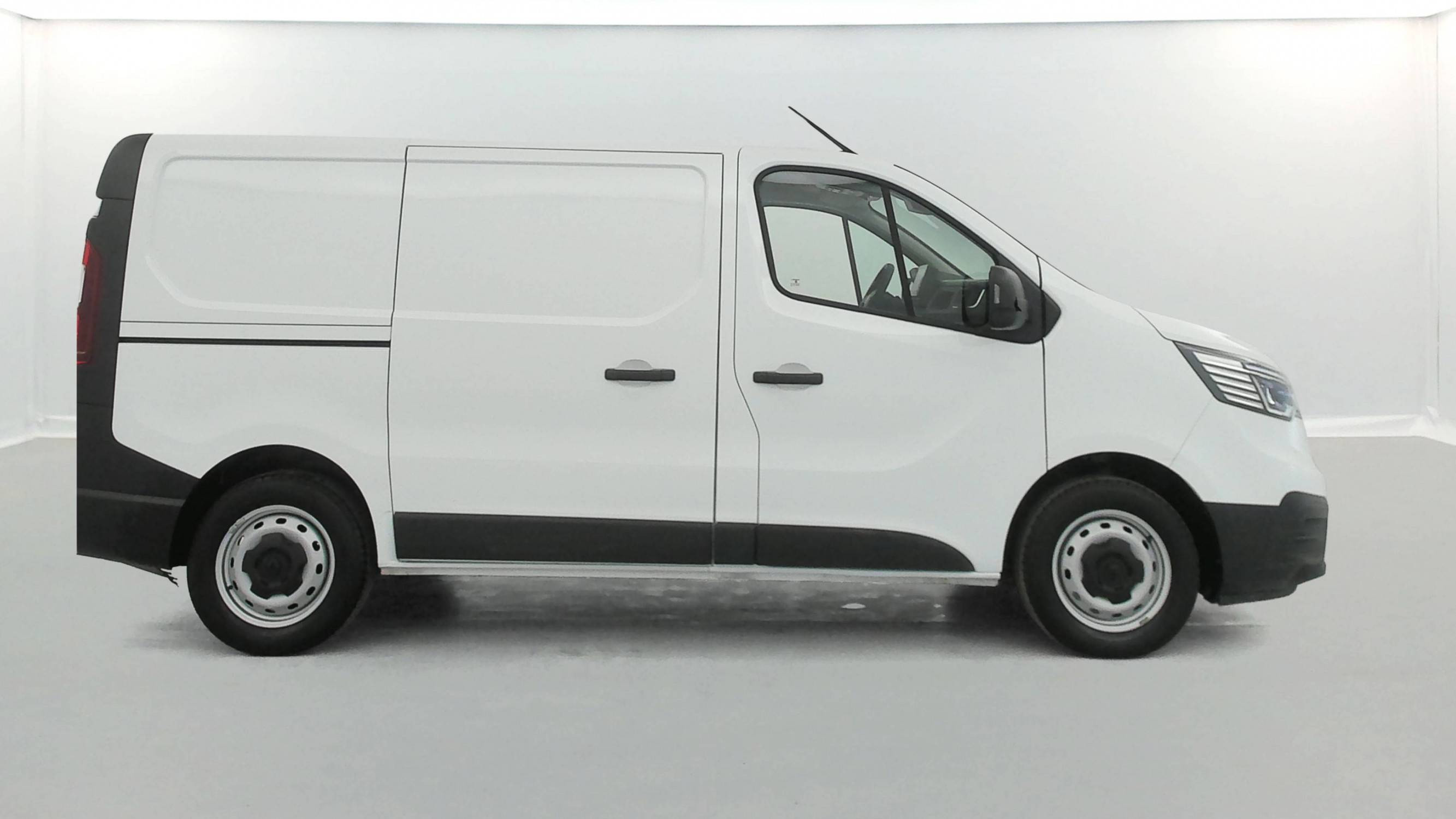 Vente en ligne Renault Trafic 3 Fourgon TRAFIC FGN L1H1 3T BLUE DCI 130 GSR2 au prix de 26 990 €